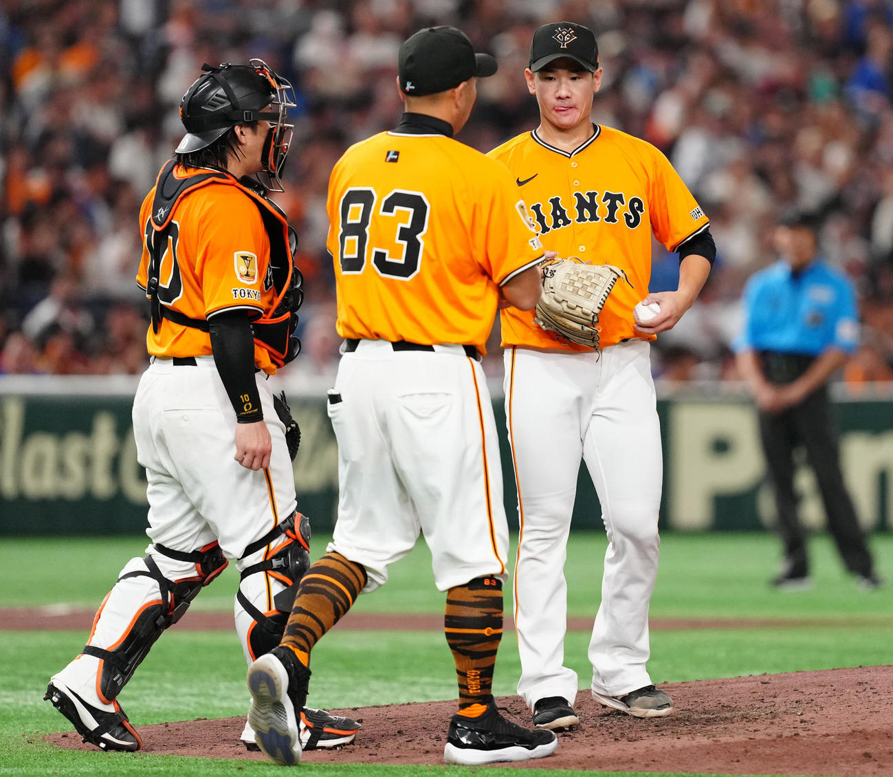 巨人対DeNA 6回表途中で降板する巨人先発の井上（右）（撮影・江口和貴）