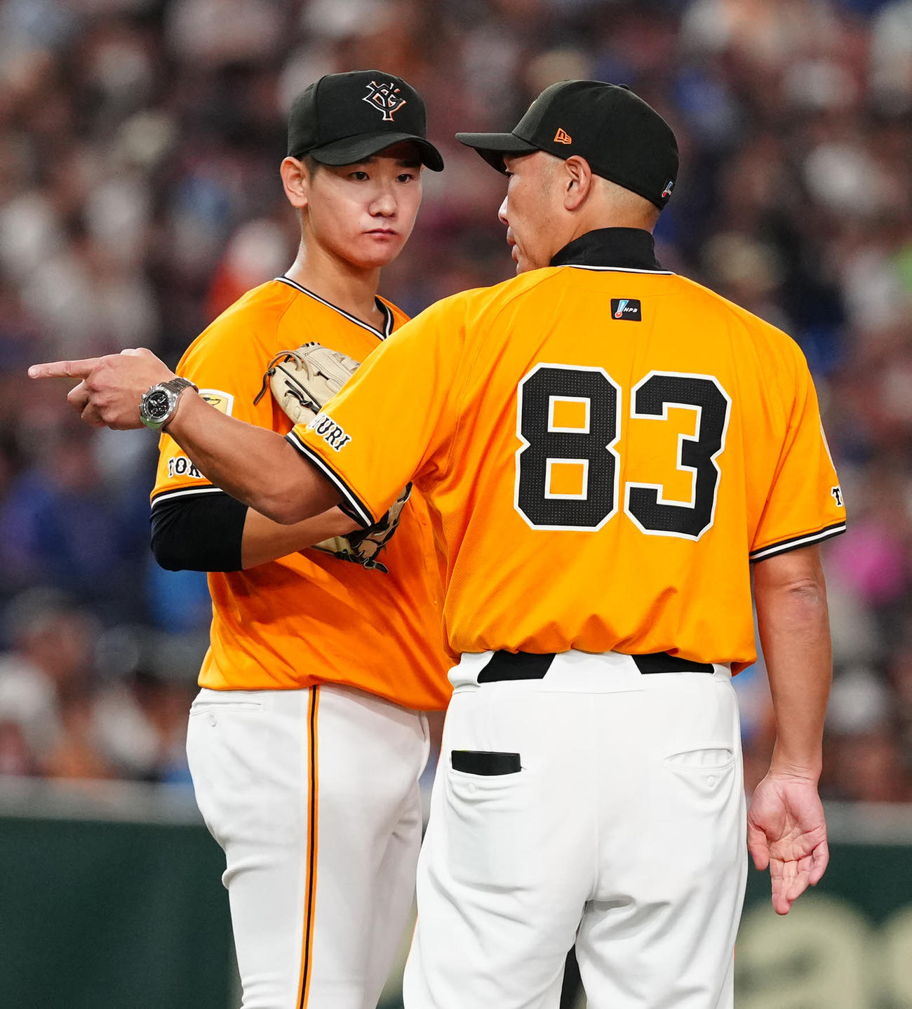 巨人対DeNA 6回表途中で降板を告げられ、巨人阿部監督（右）の話を聞く先発の井上（撮影・江口和貴）