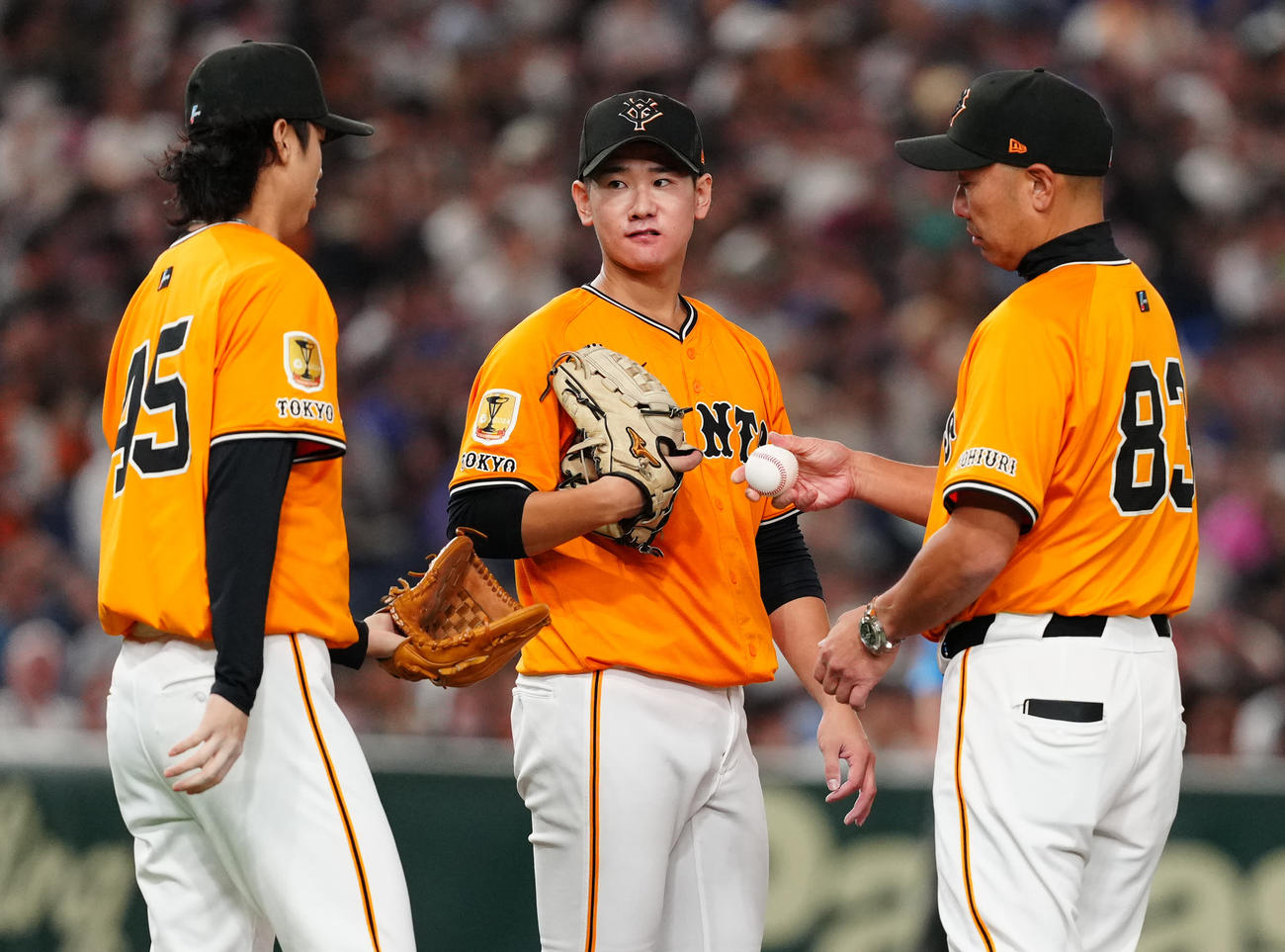 巨人対DeNA 6回表途中で降板する巨人先発の井上（中央）（撮影・江口和貴）