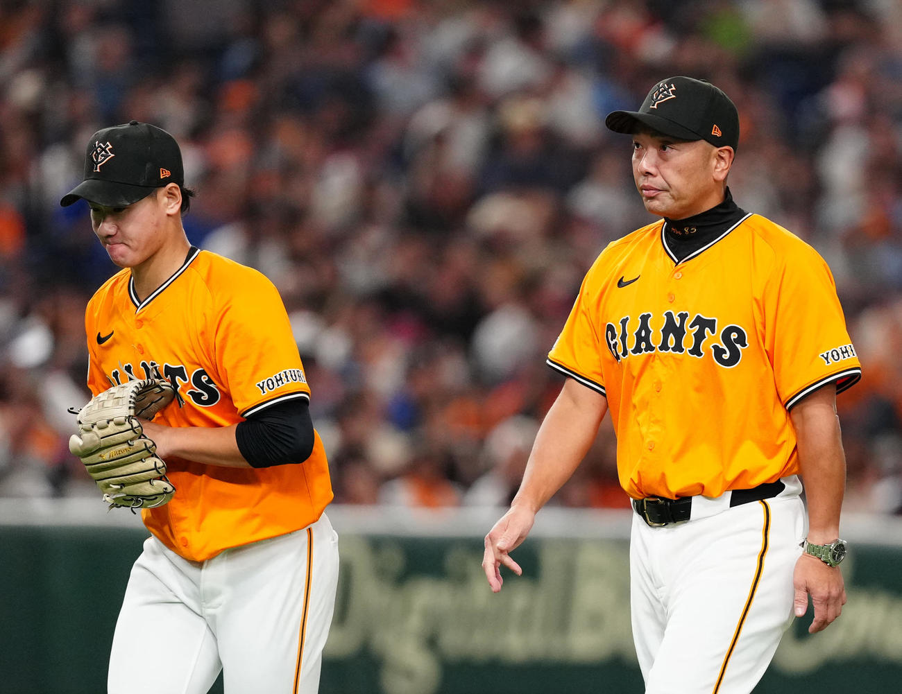 巨人対DeNA 6回表途中、巨人先発の井上（左）を降板させた阿部監督（撮影・江口和貴）