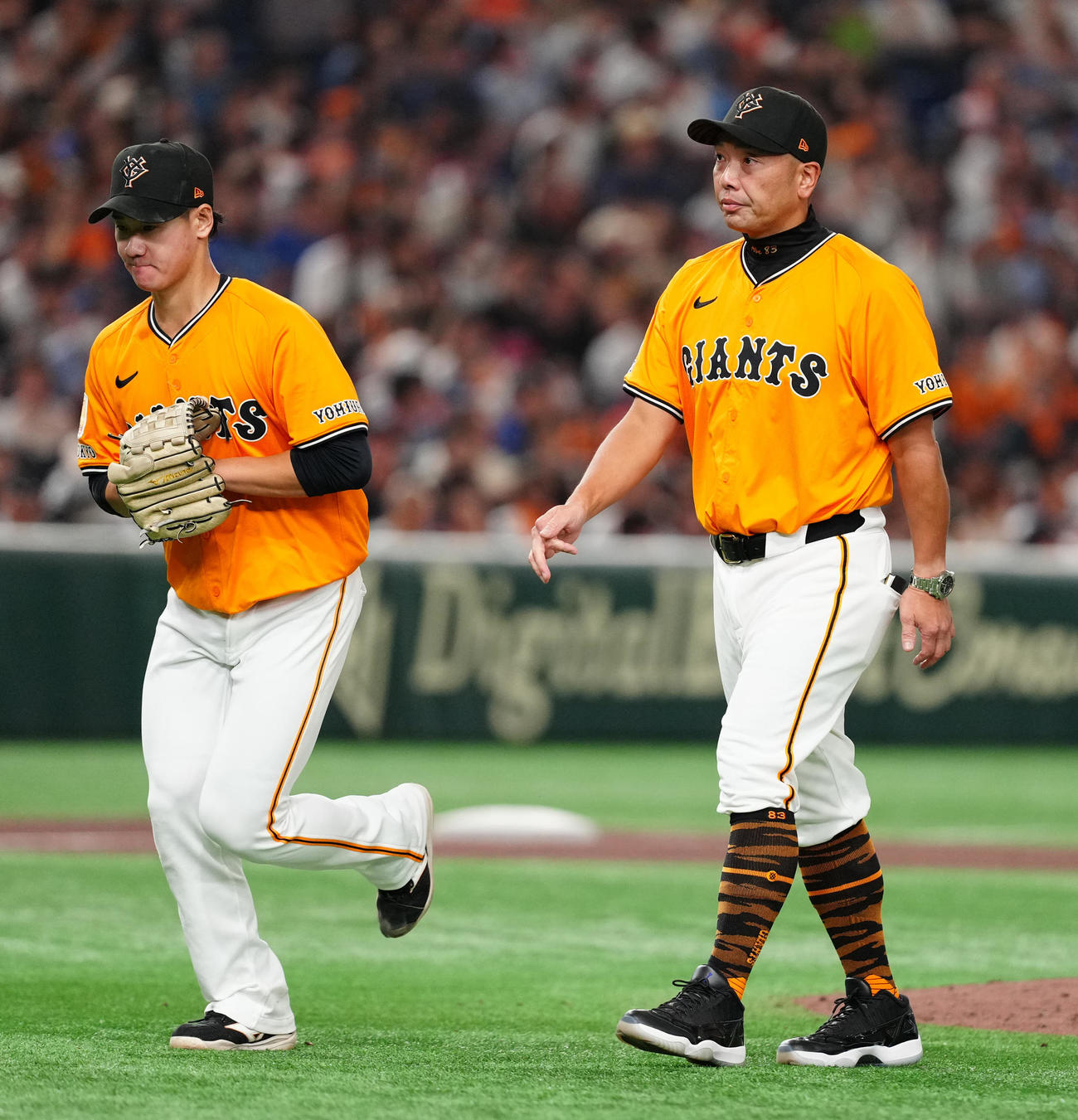 巨人対DeNA 6回表途中、巨人先発の井上（左）を降板させた阿部監督（撮影・江口和貴）