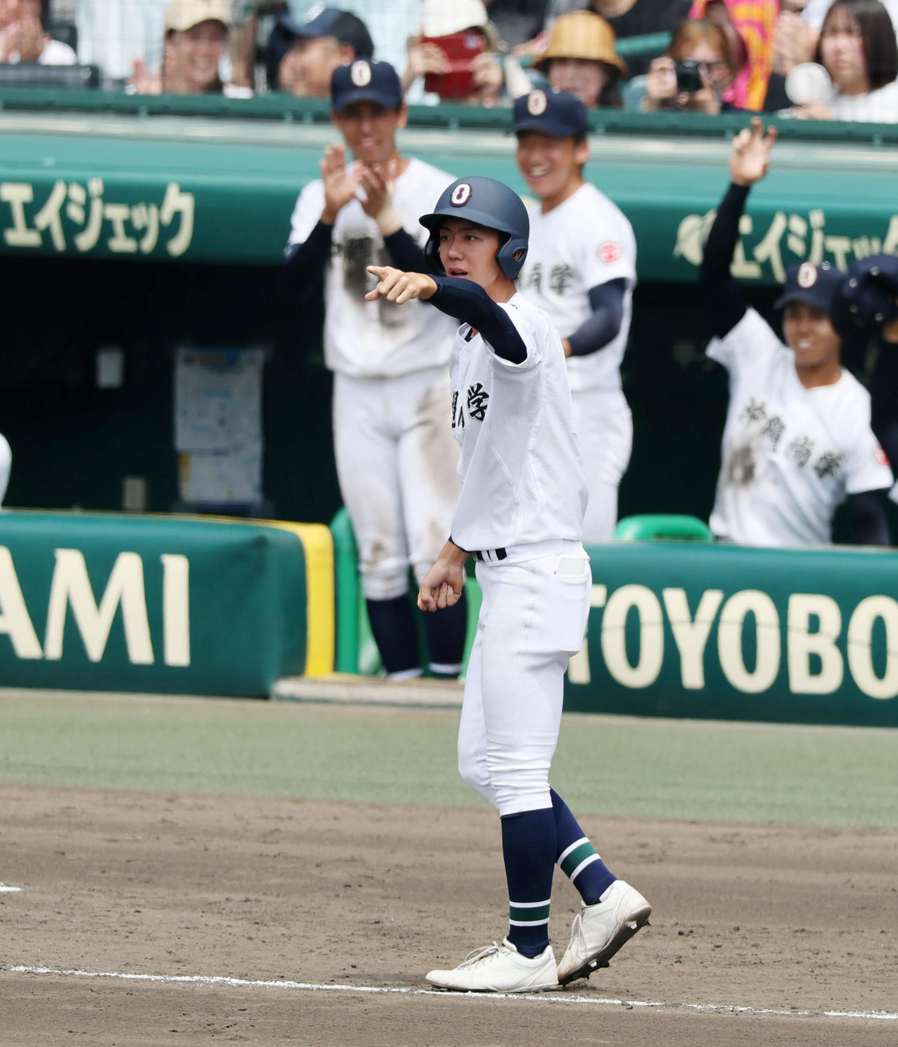 沖縄尚学対日大三　8回表沖縄尚学2死二塁、宜野座の中越え適時二塁打で走者を見る田中三塁コーチ（撮影・加藤哉）