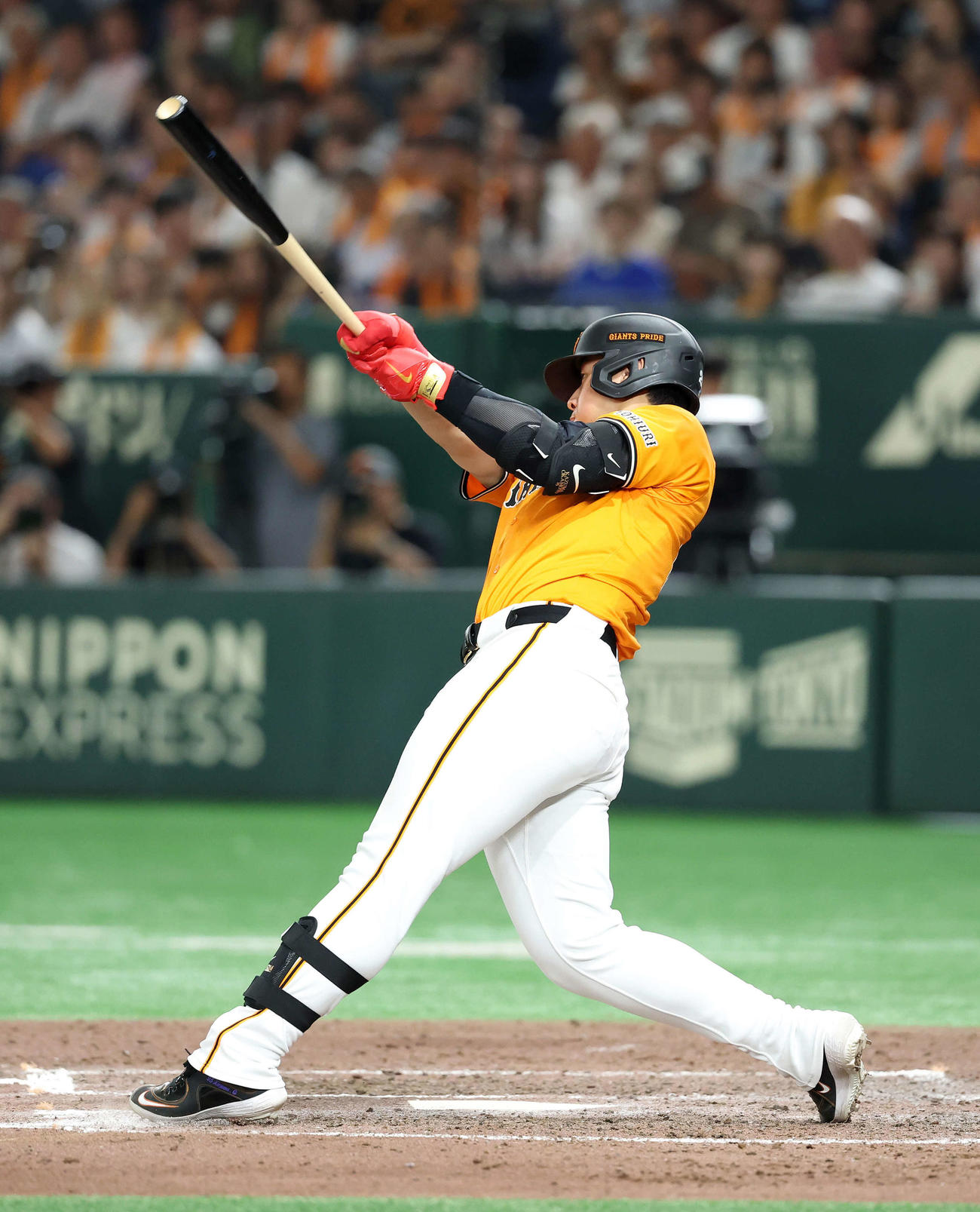 巨人対DeNA 7回裏巨人1死、岡本は中越えソロ本塁打を放つ（撮影・鈴木正人）