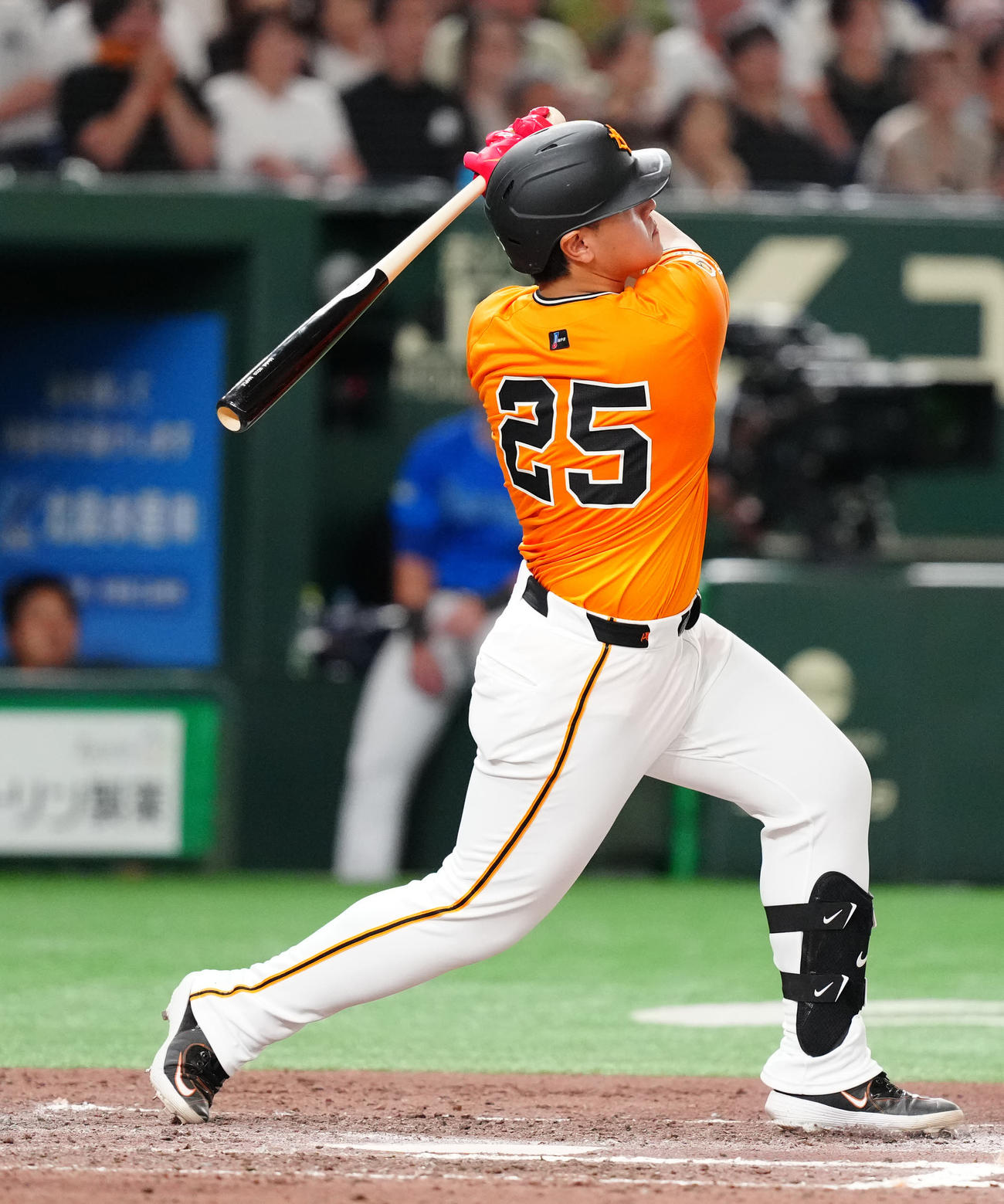 巨人対DeNA 7回裏巨人1死、2打席連続となるソロ本塁打を放つ岡本（撮影・江口和貴）