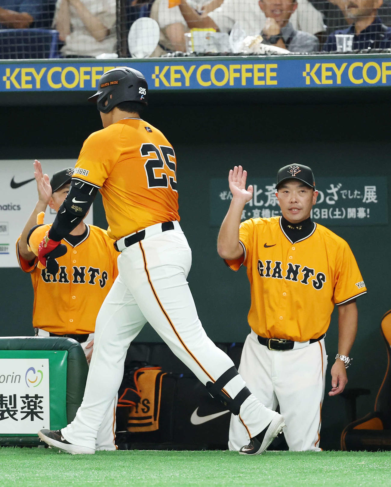 巨人対DeNA 7回裏巨人1死、岡本（左）の中越えソロ本塁打を迎える阿部監督（撮影・鈴木正人）