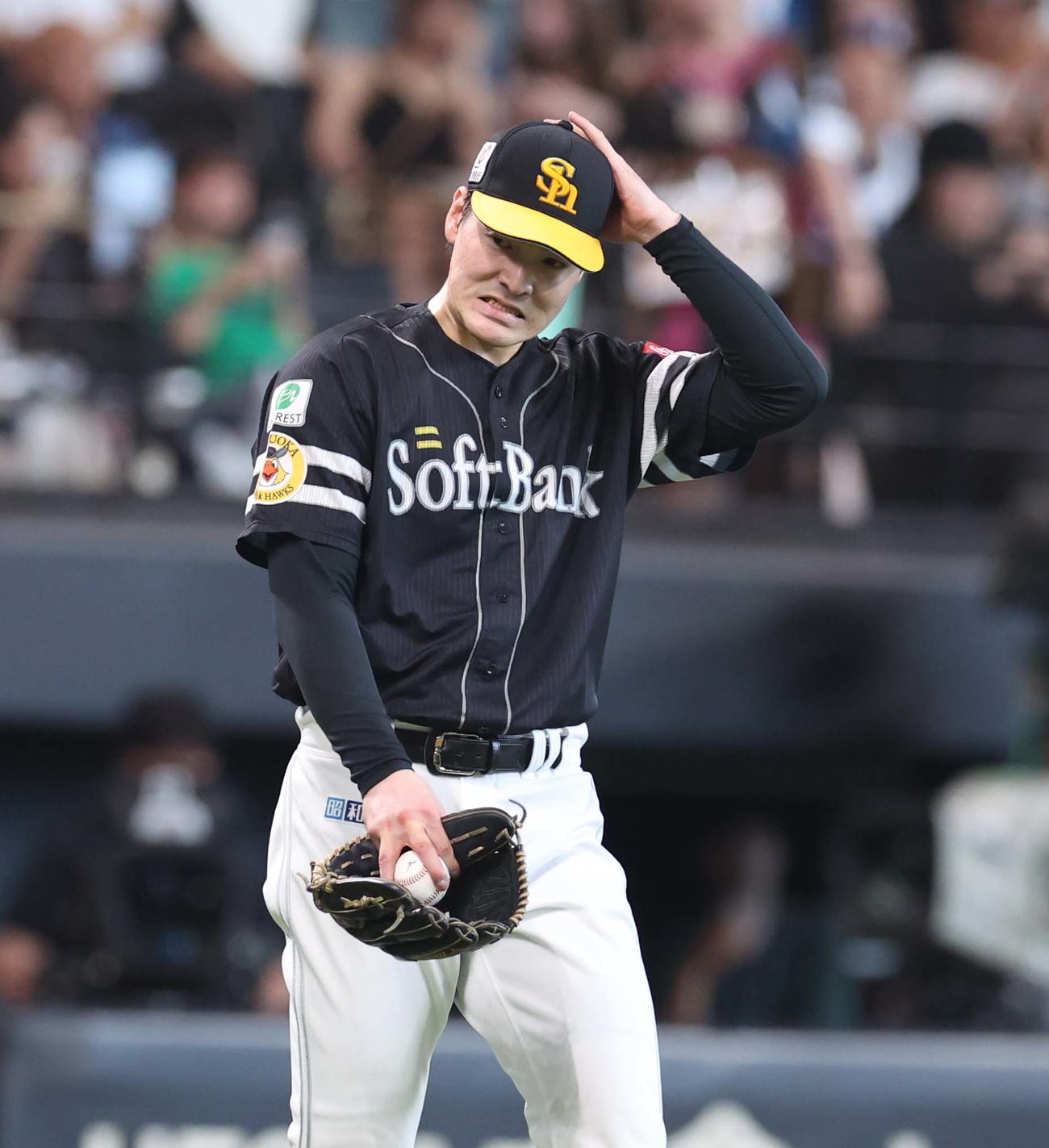 日本ハム対ソフトバンク　4回裏日本ハム2死一、三塁、清宮幸に中前適時打を浴び顔をしかめる有原（撮影・黒川智章）
