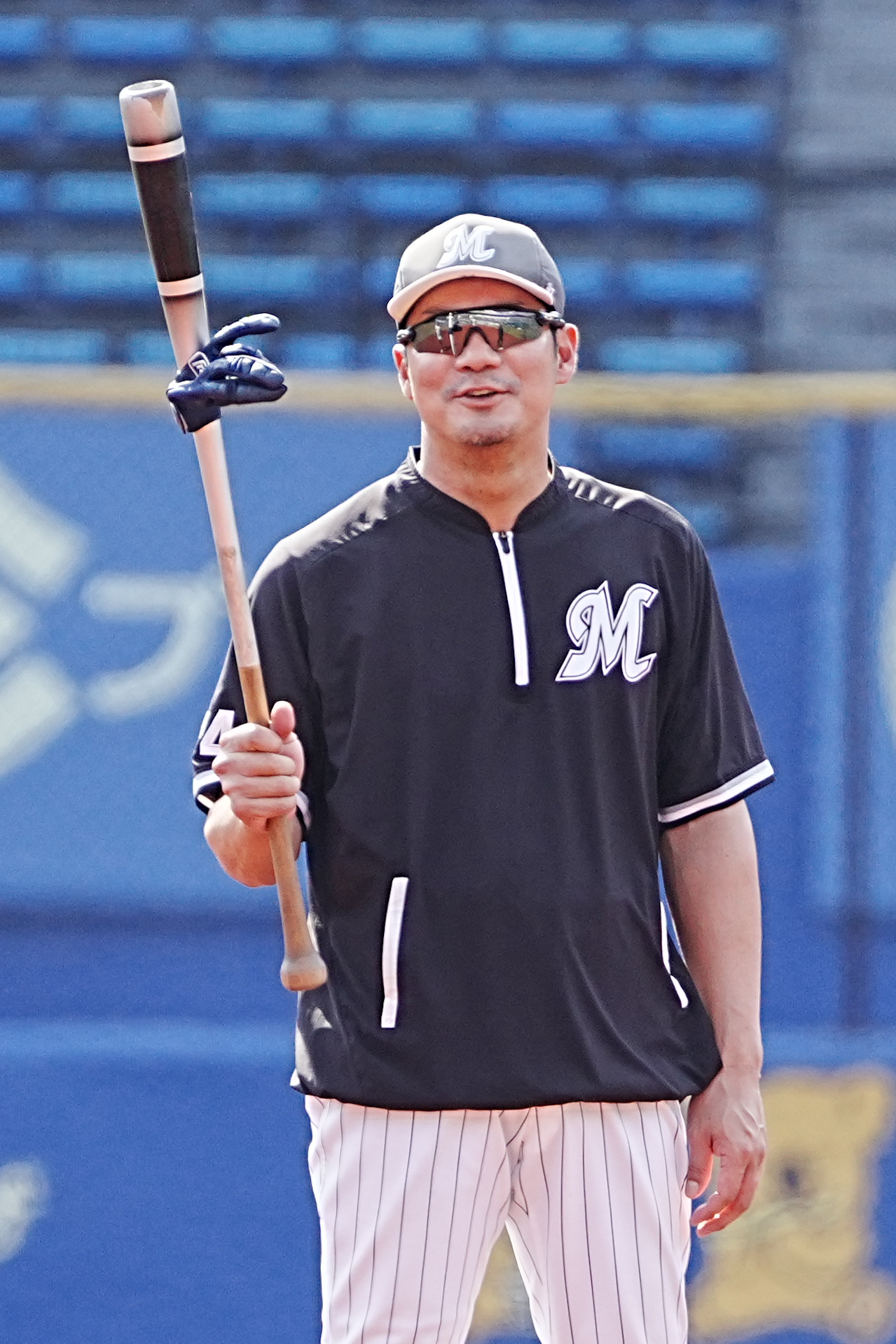 ロッテ対西武　試合前の練習で笑顔を見せるロッテ伊志嶺外野守備兼走塁コーチ（撮影・小沢裕）