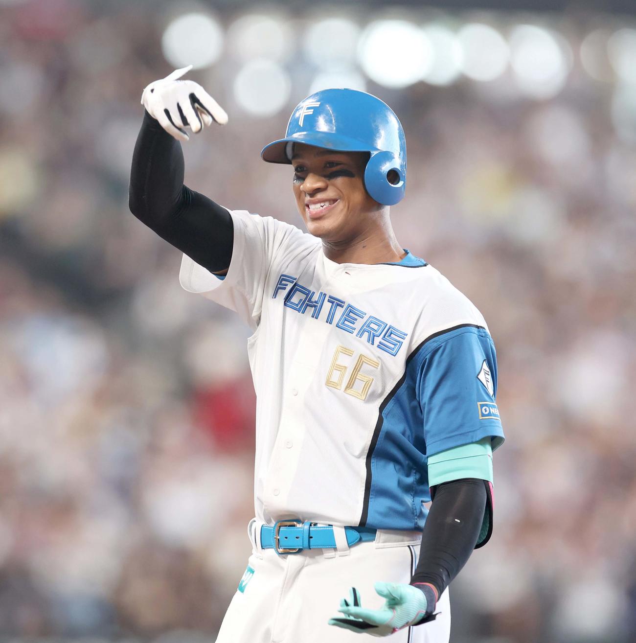日本ハム対ソフトバンク　2回裏日本ハム無死一、三塁、中前適時打を放ちポーズをとる万波（撮影・黒川智章）