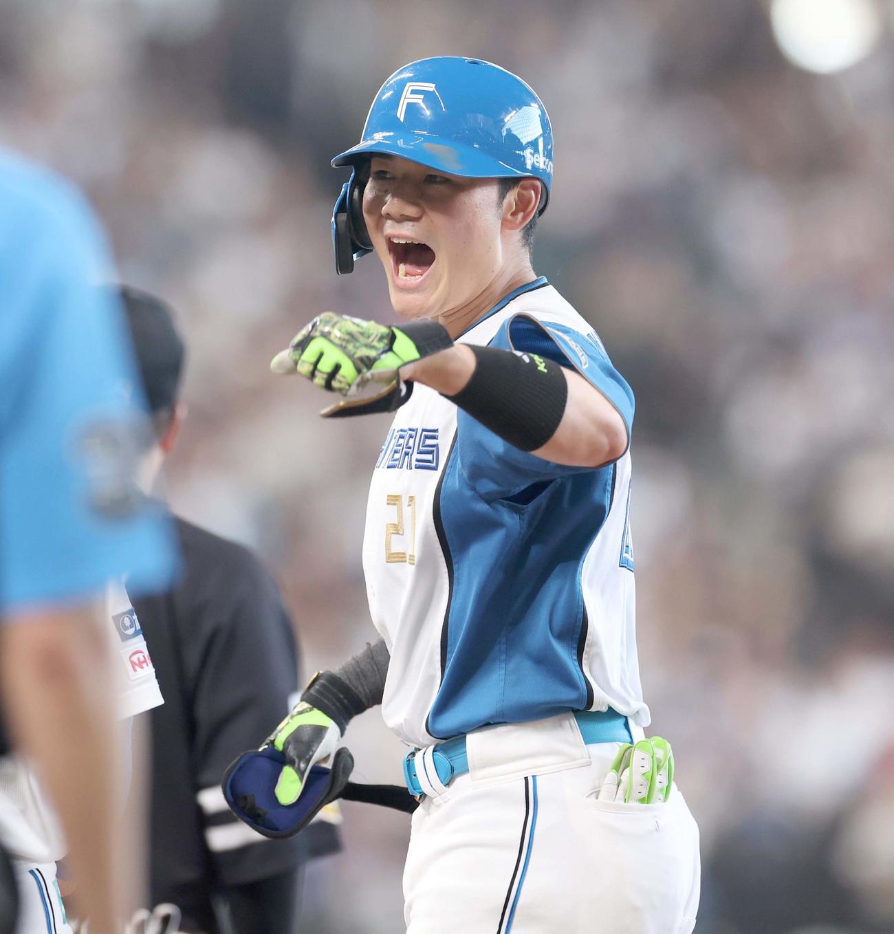 日本ハム対ソフトバンク　4回裏日本ハム2死一、三塁、中前適時打を放ち叫ぶ清宮幸（撮影・黒川智章）