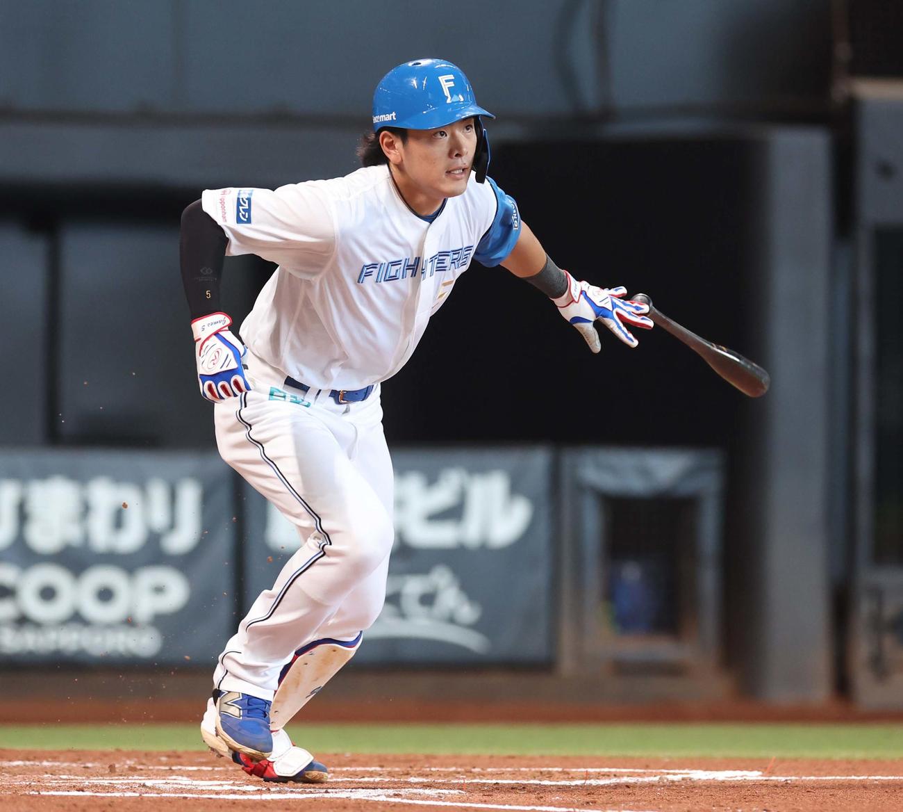 日本ハム対ソフトバンク　2回裏日本ハム無死、右前打を放つ野村（撮影・黒川智章）