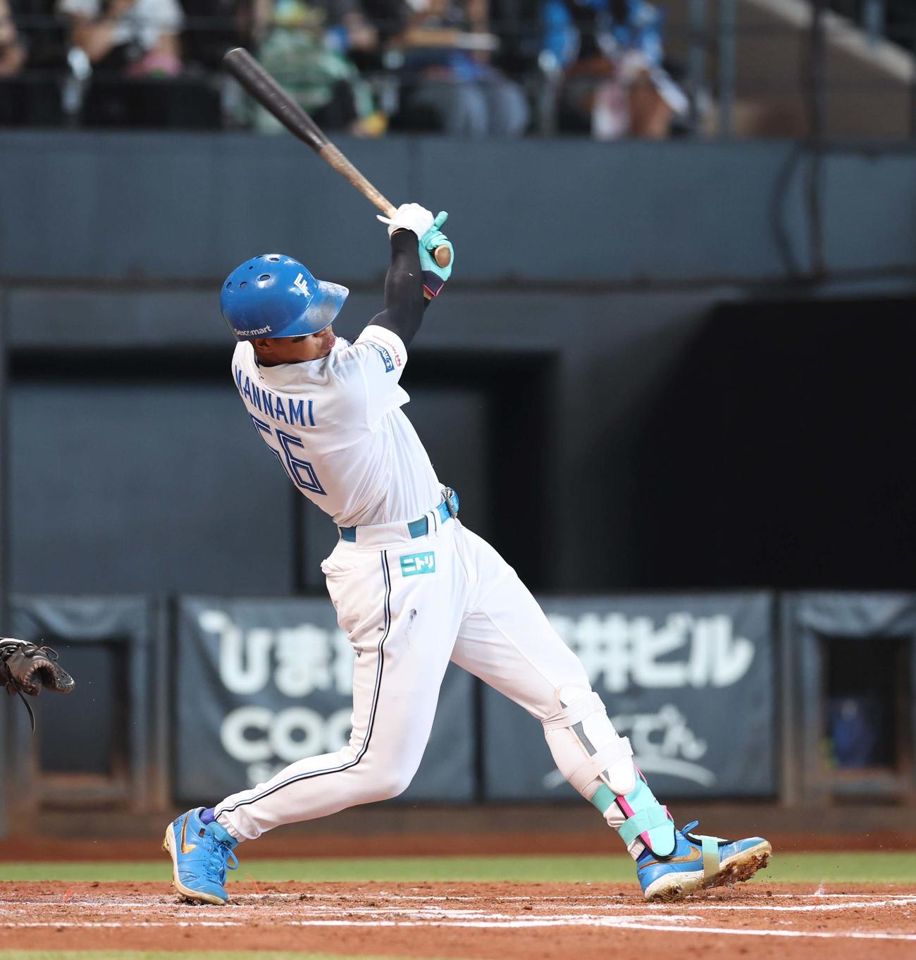 日本ハム対ソフトバンク　2回裏日本ハム無死一、三塁、中前適時打を放つ万波（撮影・黒川智章）