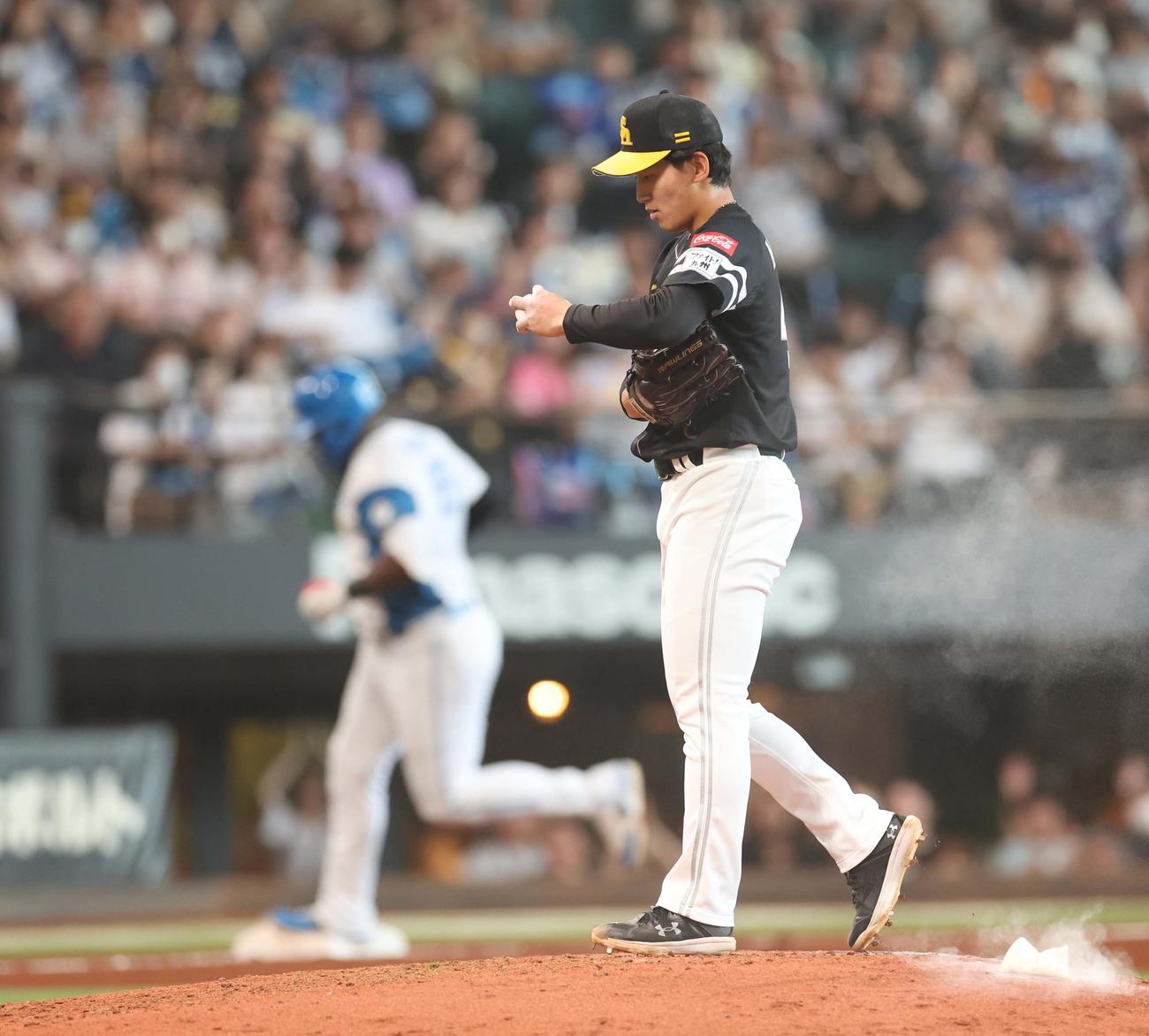 日本ハム対ソフトバンク　7回裏日本ハム無死、レイエスに中越え本塁打を浴びる前田悠（撮影・黒川智章）
