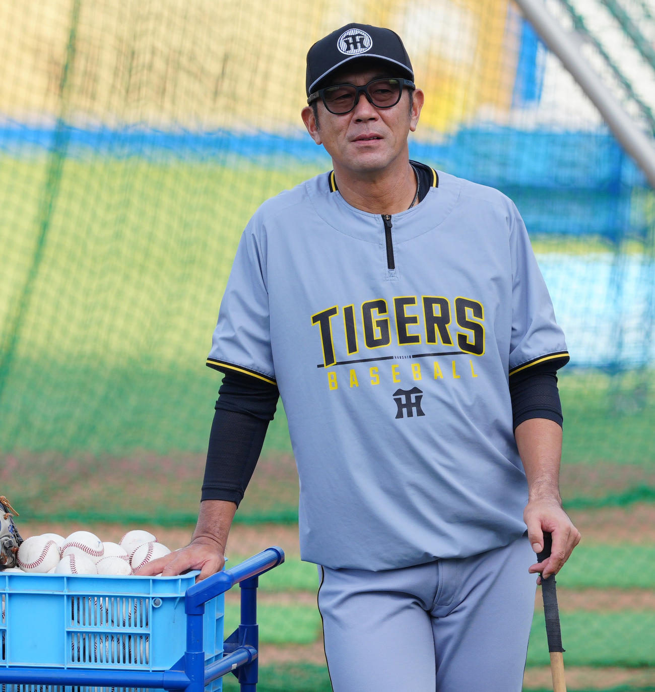 ヤクルト対阪神　試合前、練習を見る阪神田中コーチ（撮影・清水貴仁）