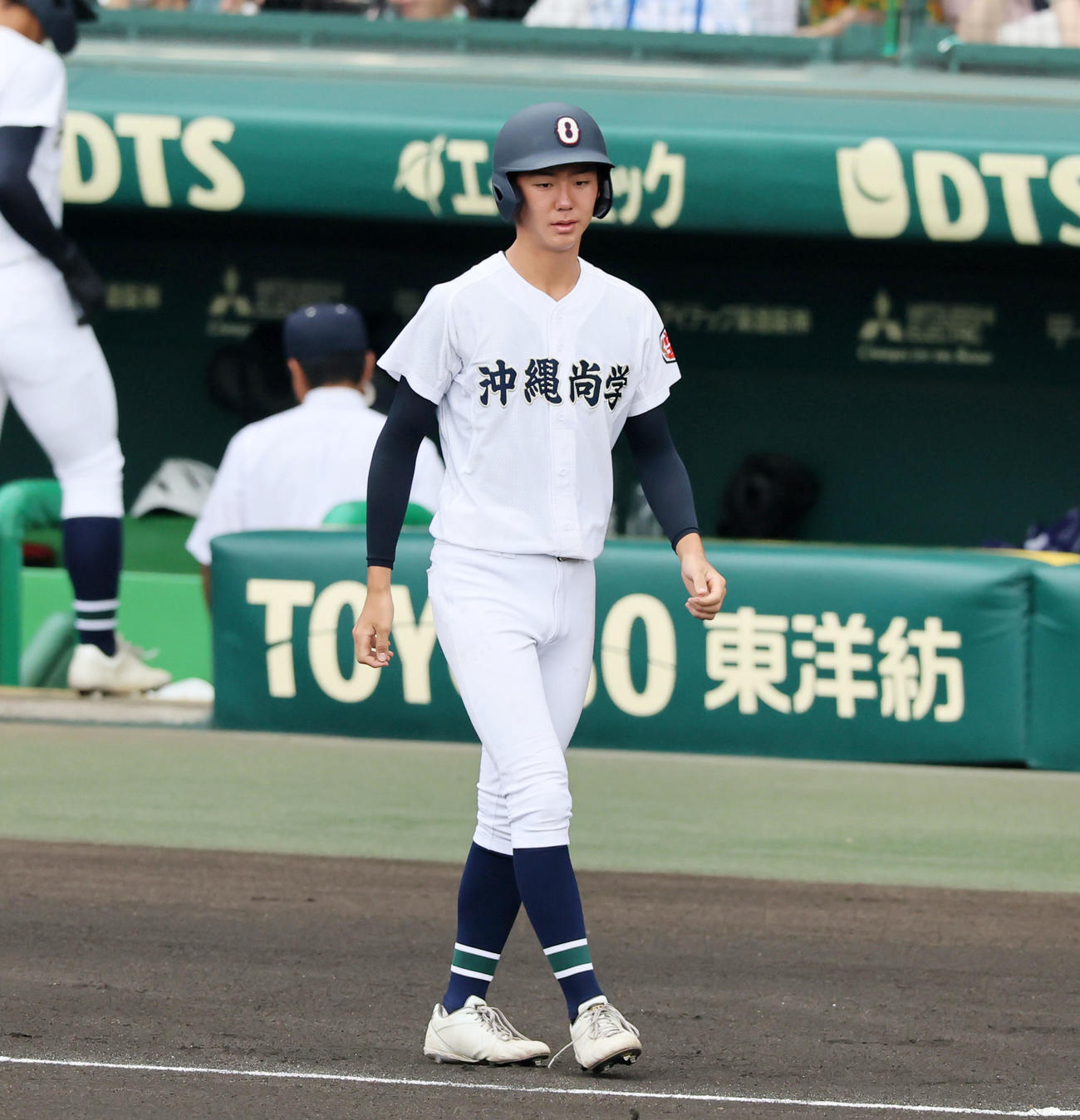 沖縄尚学対日大三　三塁コーチを務める沖縄尚学の沖縄尚学の田中。父は阪神のコーチ（撮影・加藤哉）