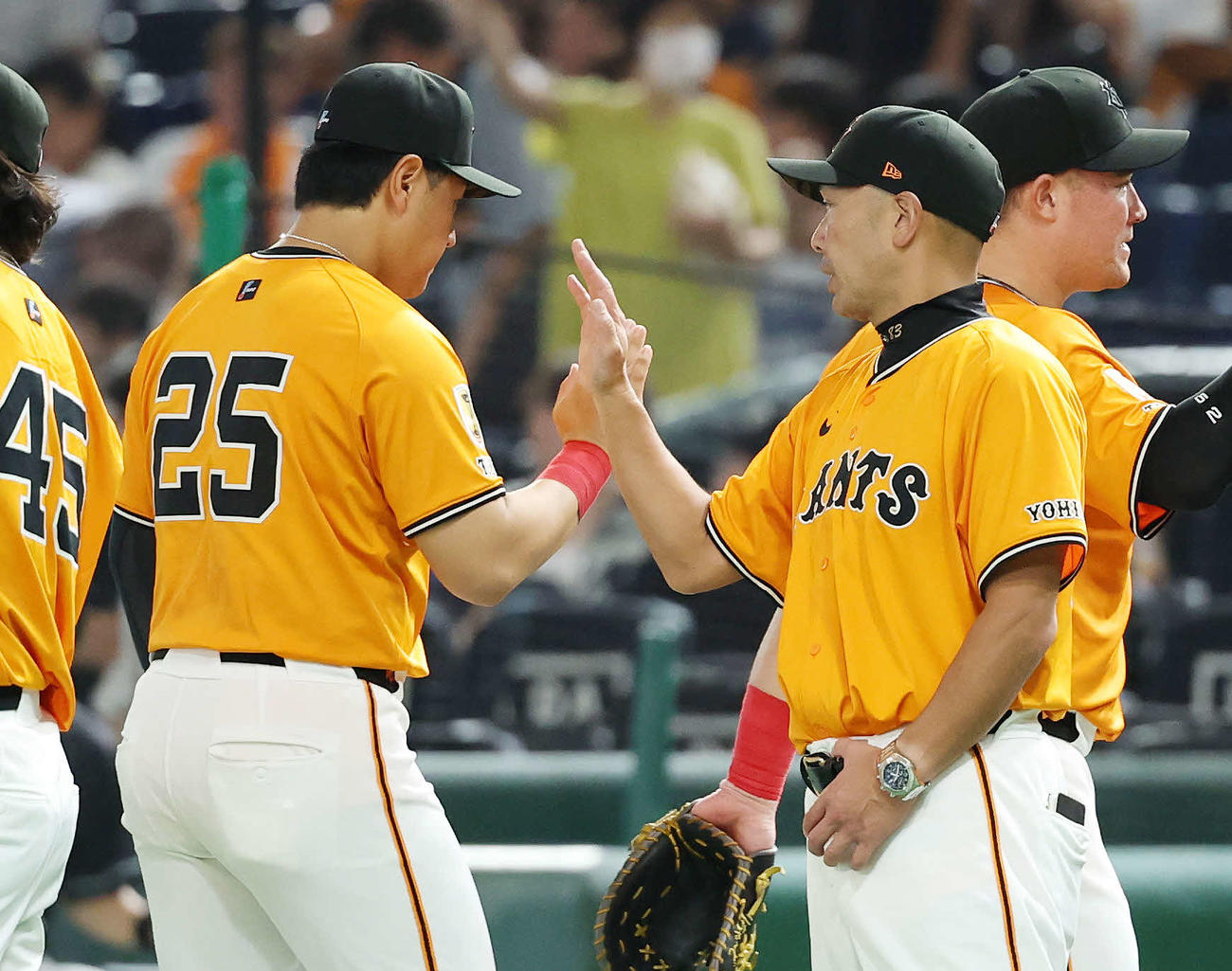 巨人対DeNA　勝利し巨人岡本（左）を迎える阿部監督（撮影・鈴木正人）