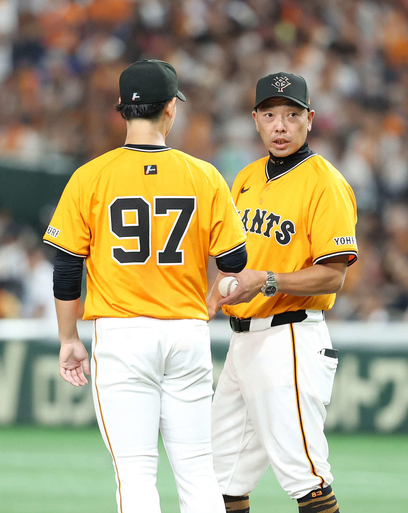 巨人対DeNA 6回表、巨人井上（左）に降板を告げる阿部監督（撮影・鈴木正人）