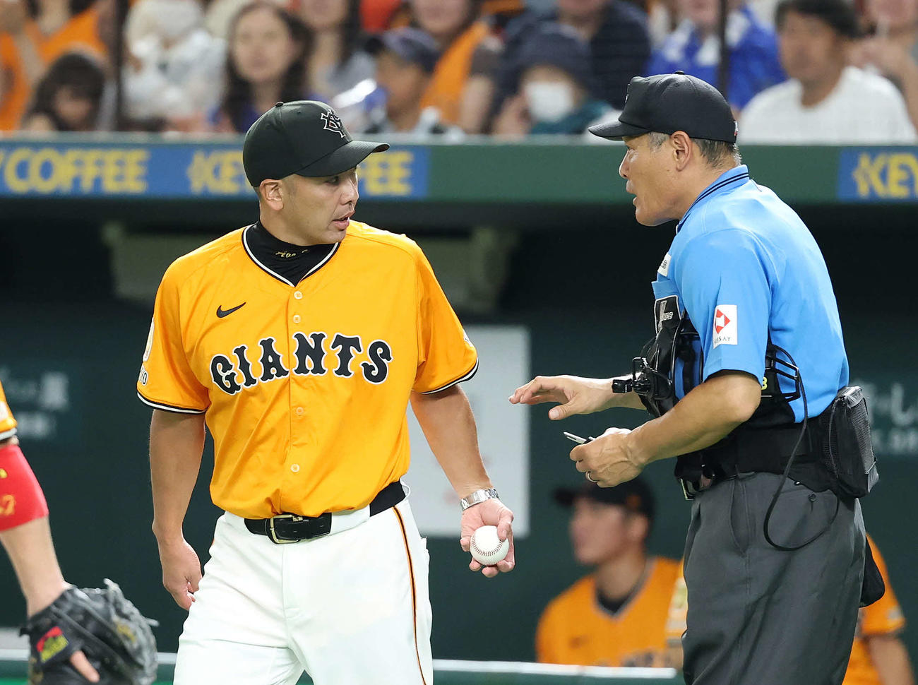 巨人対DeNA 6回表、投手交代を告げる巨人阿部監督（撮影・鈴木正人）