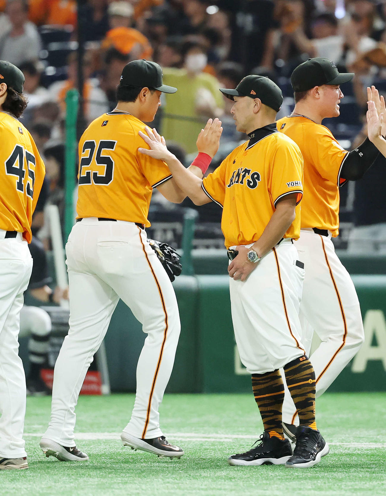 巨人対DeNA　勝利し巨人岡本（左）を迎える阿部監督（撮影・鈴木正人）