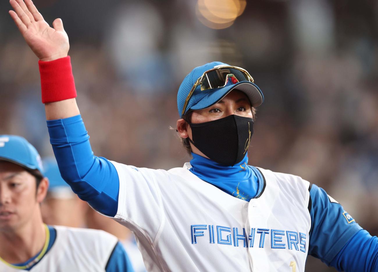 日本ハム対ソフトバンク　試合後、ハイタッチする新庄監督（撮影・黒川智章）