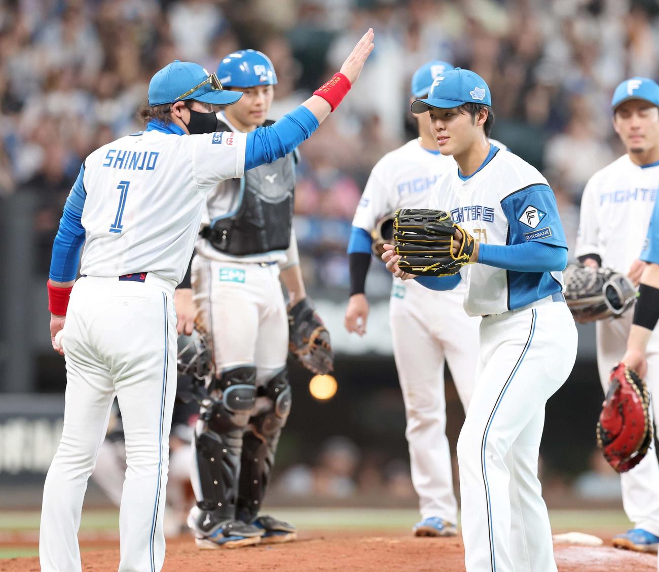 日本ハム対ソフトバンク　8回表、途中降板の柴田の頭をたたき労う新庄監督（撮影・黒川智章）