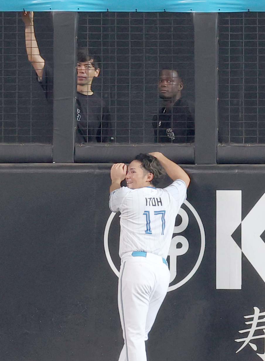 日本ハム対ソフトバンク　練習中、モイネロ（右）と話す伊藤（撮影・黒川智章）