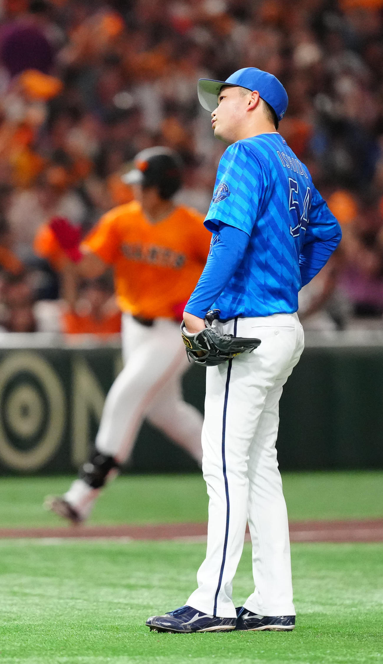 巨人対DeNA 7回裏巨人1死、岡本（後方）に2打席連続となるソロ本塁打を浴びる石田裕（撮影・江口和貴）