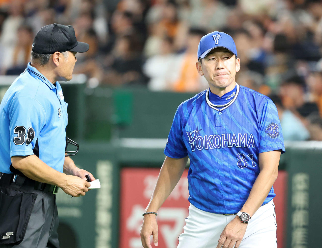 巨人対DeNA 8回裏、投手交代を告げるDeNA三浦監督（撮影・鈴木正人）