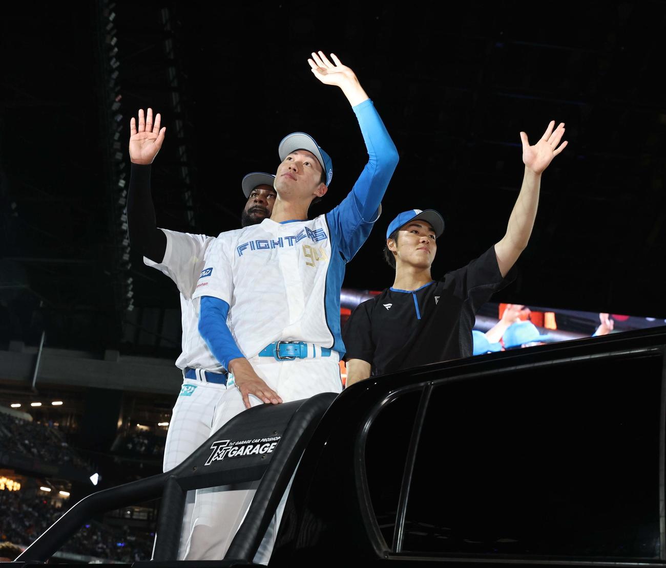 日本ハム対ソフトバンク　試合後、スタンドに手を振る左からレイエス、福島、柴田（撮影・黒川智章）