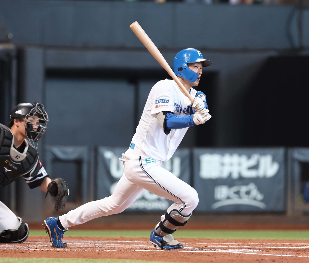 日本ハム対ソフトバンク　2回裏日本ハム無死一塁、右前打を放つ石井（撮影・黒川智章）