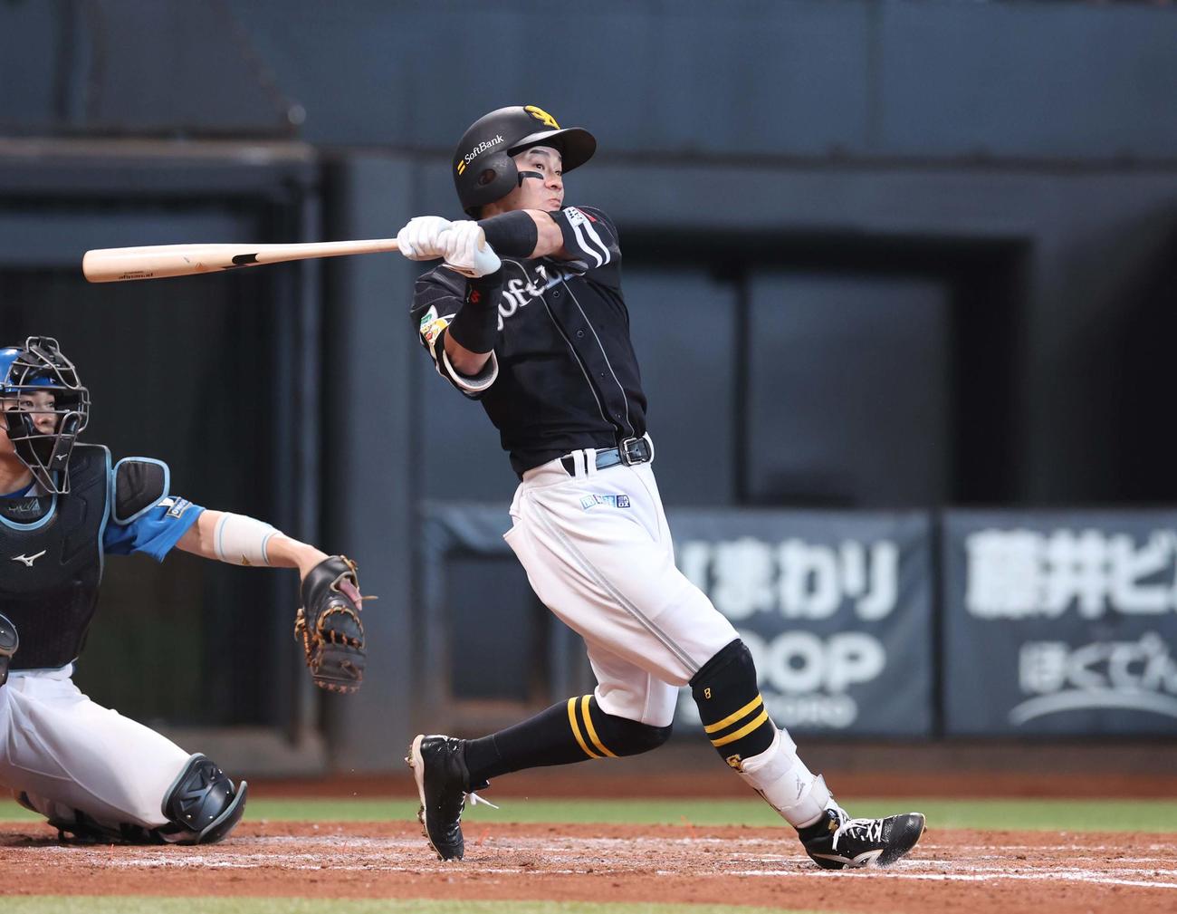 日本ハム対ソフトバンク　4回表ソフトバンク無死一塁、右越え2点本塁打を放つ牧原大（撮影・黒川智章）