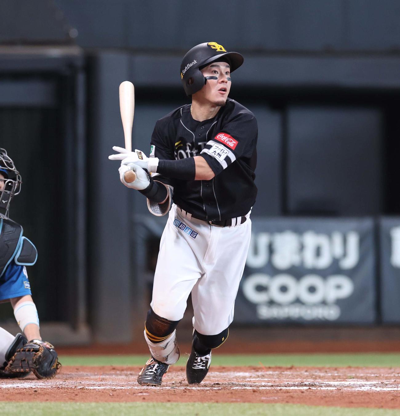 日本ハム対ソフトバンク　8回表ソフトバンク2死一、二塁、右前適時打を放つ牧原大（撮影・黒川智章）