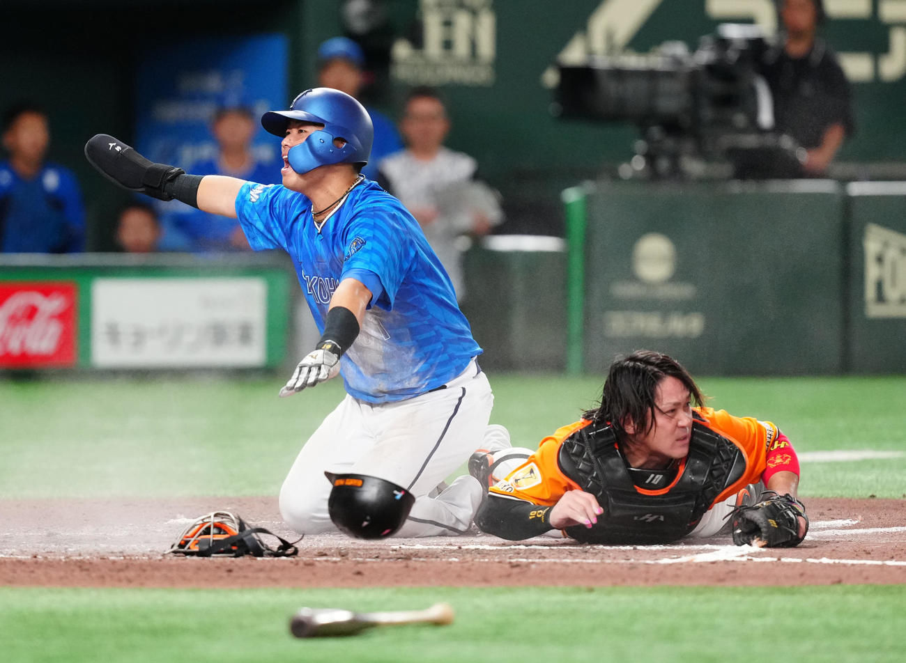 巨人対DeNA 6回表DeNA無死一塁、桑原の二塁打で生還を狙うもタッチアウトとなった走者蝦名。捕手甲斐（撮影・江口和貴）