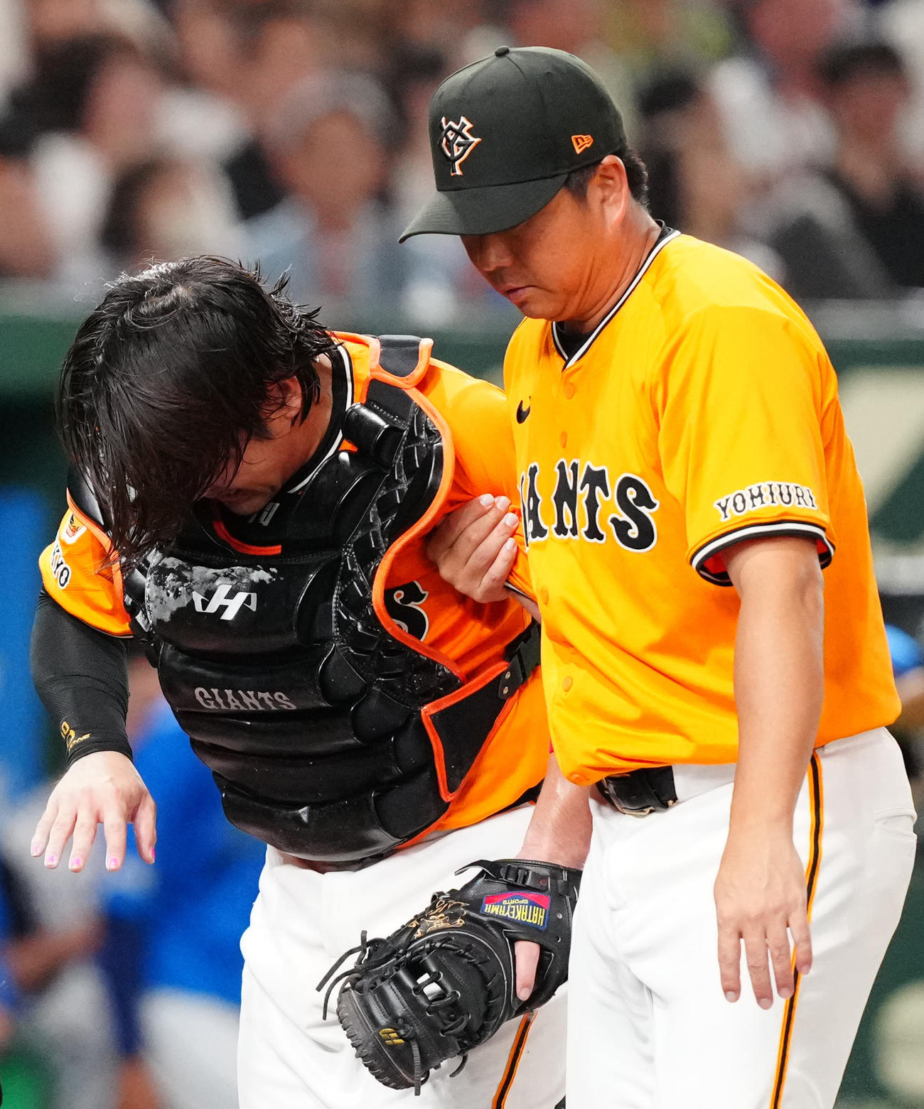 巨人対DeNA 6回表、負傷した巨人捕手甲斐（左）（撮影・江口和貴）