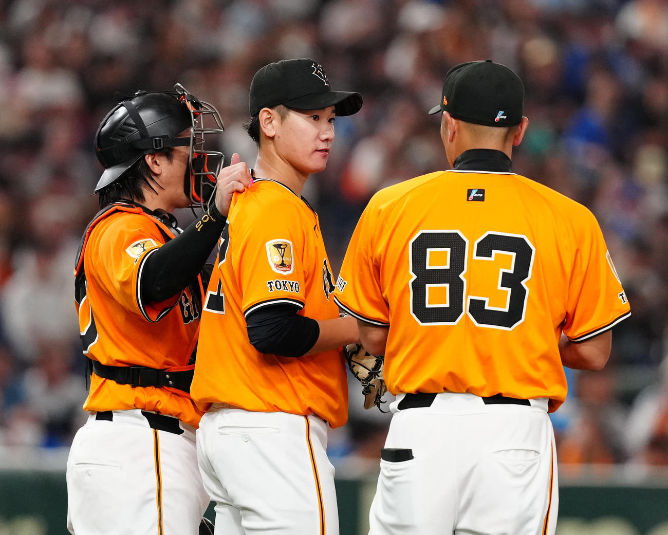 巨人対DeNA 6回表途中で降板する巨人先発の井上（中央）。右は阿部監督、左は捕手甲斐（撮影・江口和貴）