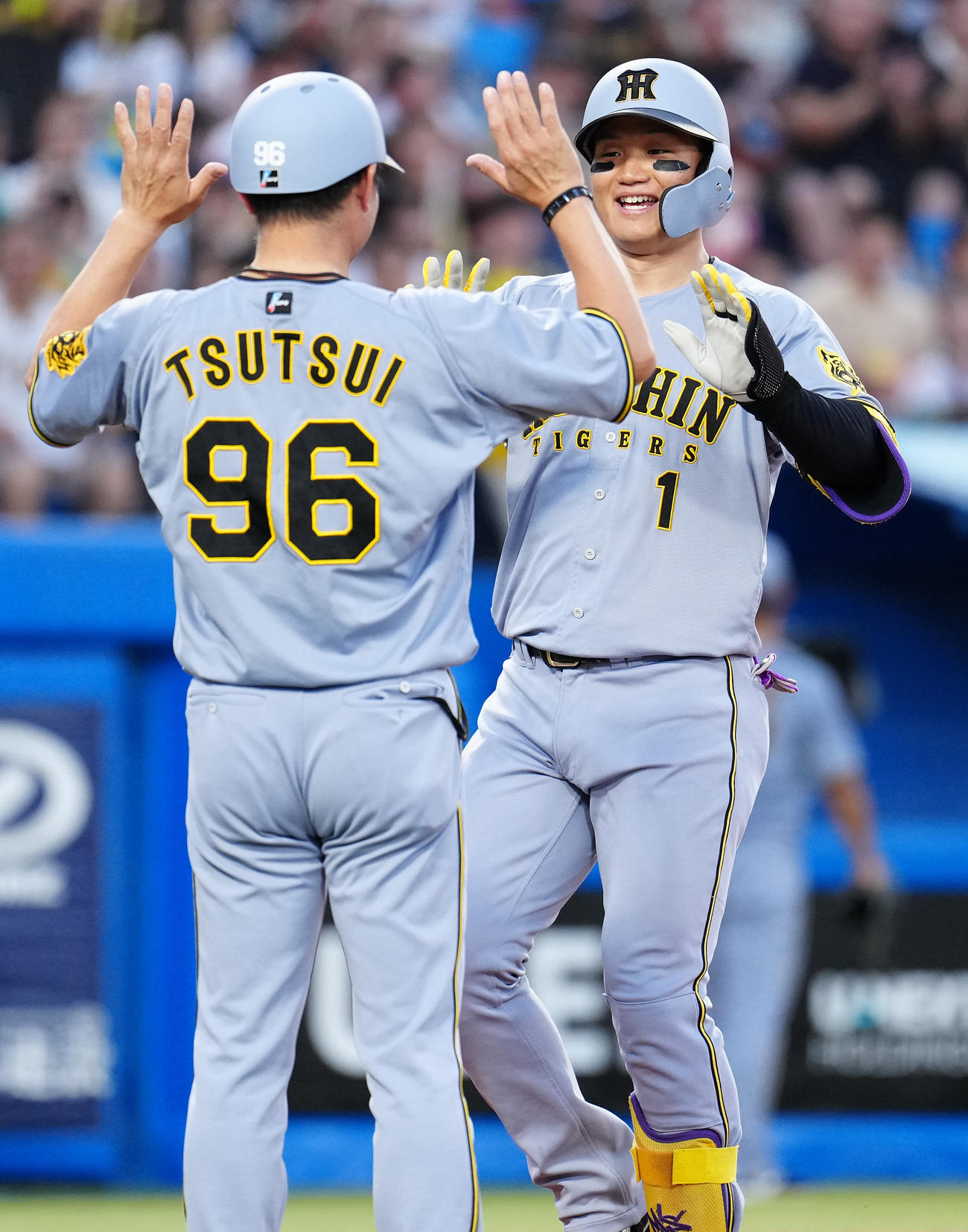 ヤクルト対阪神　1回表阪神1死一塁、先制の左越え2点本塁打を放った森下（右）は生還し笑顔（撮影・鈴木みどり）
