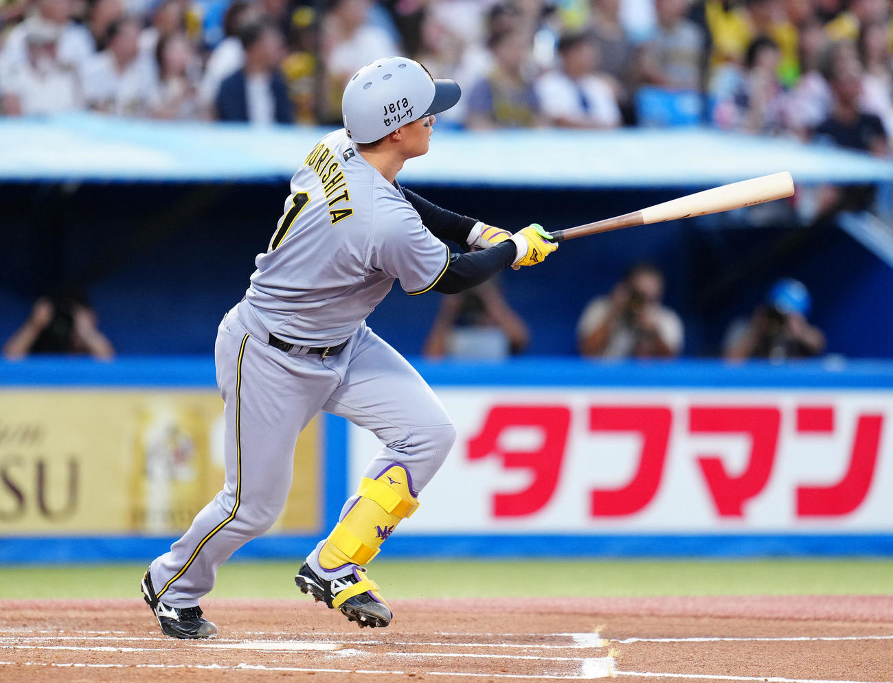 ヤクルト対阪神　1回表阪神1死一塁、先制の左越え2点本塁打を放つ森下（撮影・鈴木みどり）