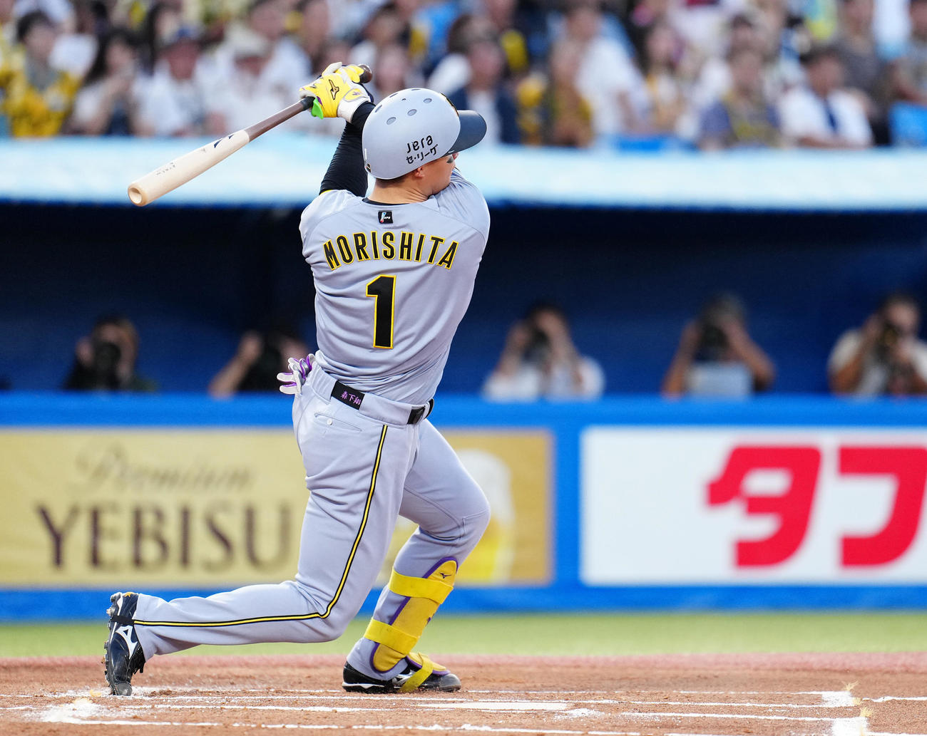 ヤクルト対阪神　1回表阪神1死一塁、先制の左越え2点本塁打を放つ森下（撮影・鈴木みどり）
