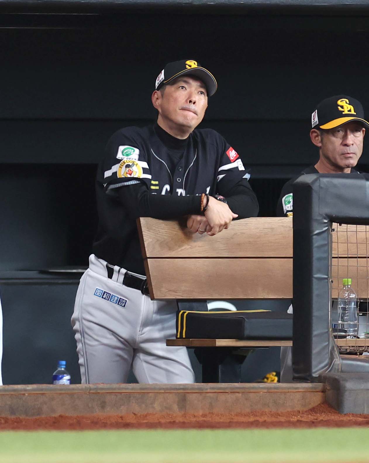 日本ハム対ソフトバンク　渋い表情で試合を見つめる小久保監督（撮影・黒川智章）