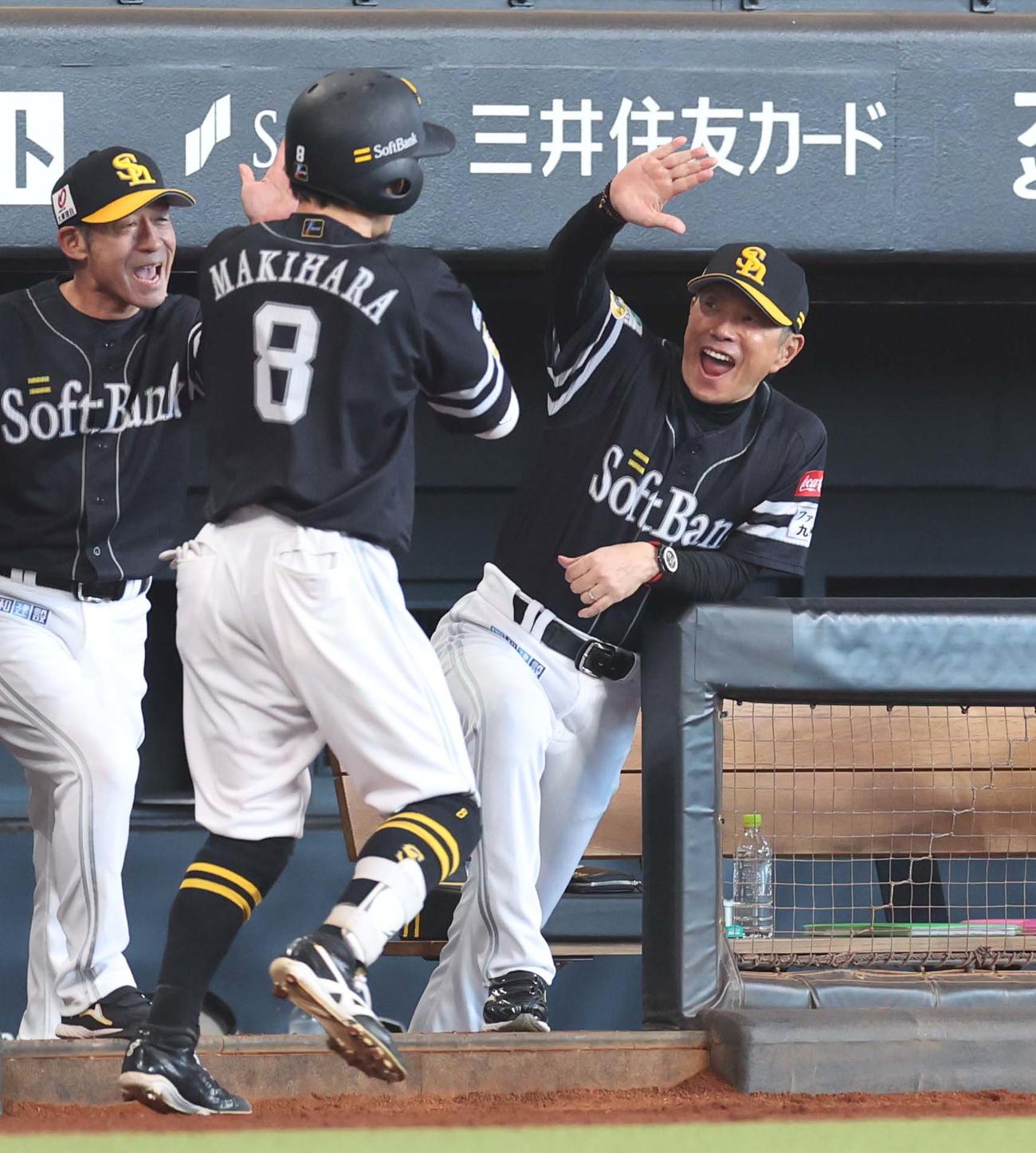 日本ハム対ソフトバンク　4回表、2点本塁打を放った牧原大を出迎える小久保監督（撮影・黒川智章）