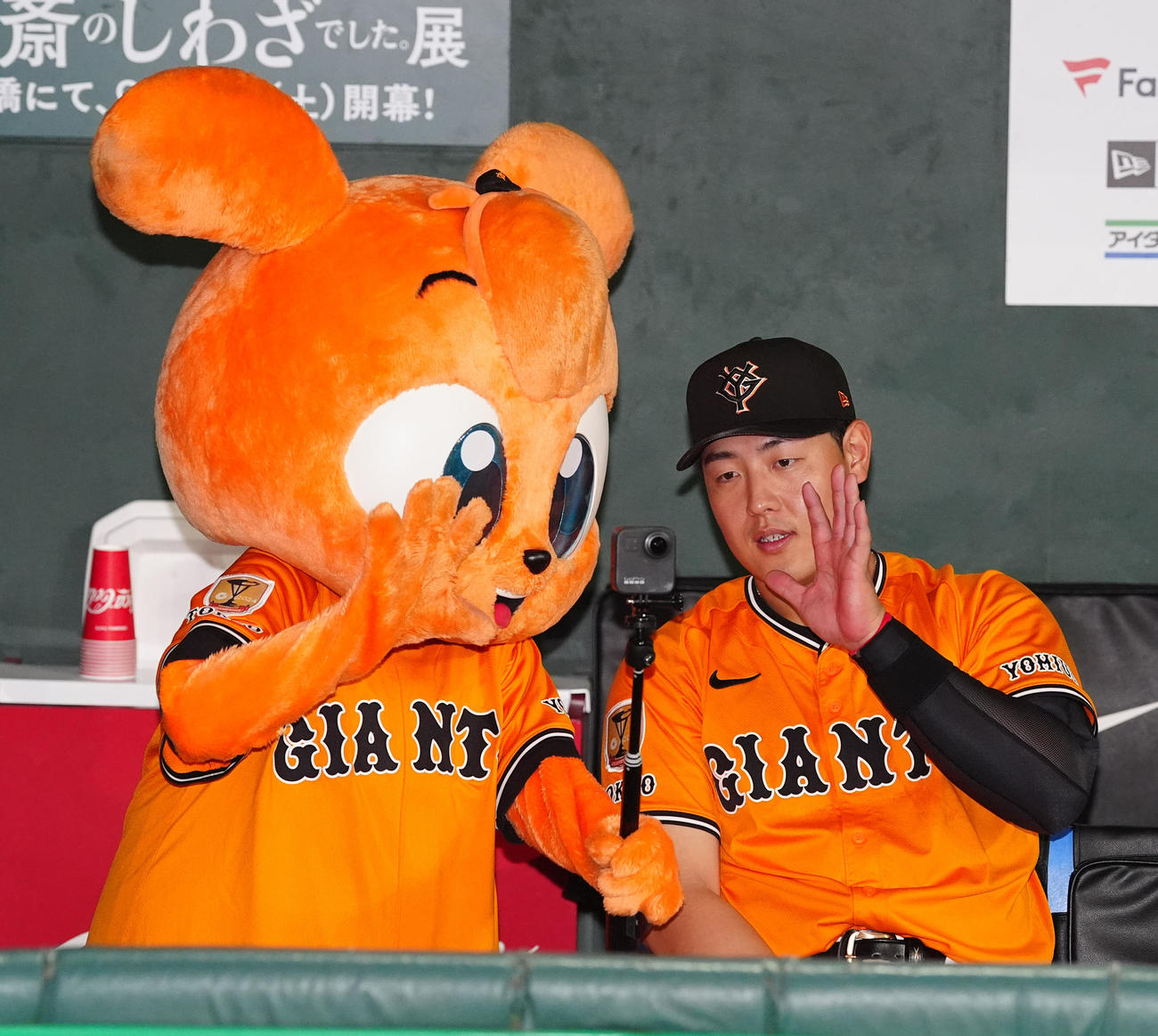巨人対DeNA　試合後、キッズジャビットの撮影に応じる巨人岡本（撮影・江口和貴）