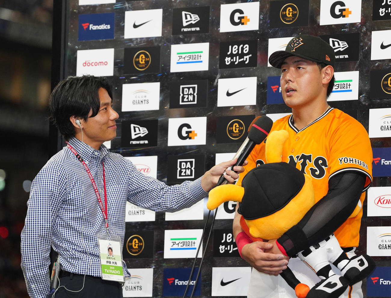 巨人対DeNA　試合後、お立ち台でインタビューに応じる巨人岡本（右）（撮影・江口和貴）