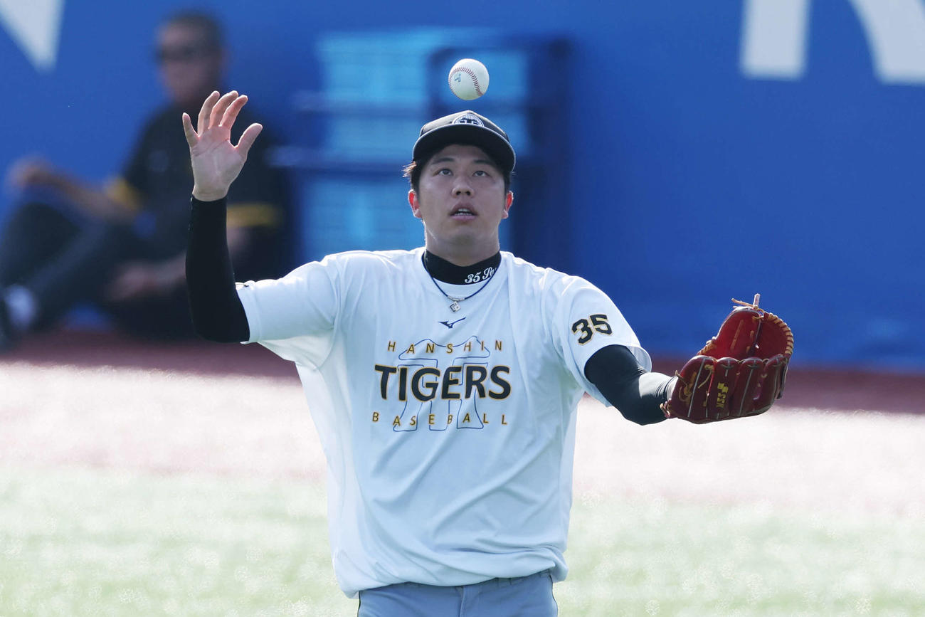 ヤクルト対阪神　試合前練習に臨む阪神才木（撮影・宮地輝）