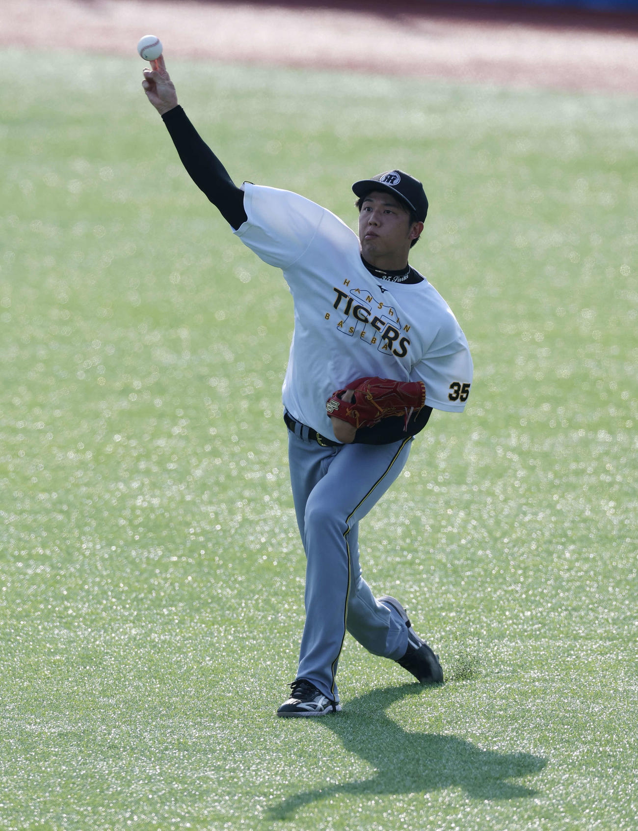 ヤクルト対阪神　試合前練習でキャッチボールする阪神才木（撮影・宮地輝）