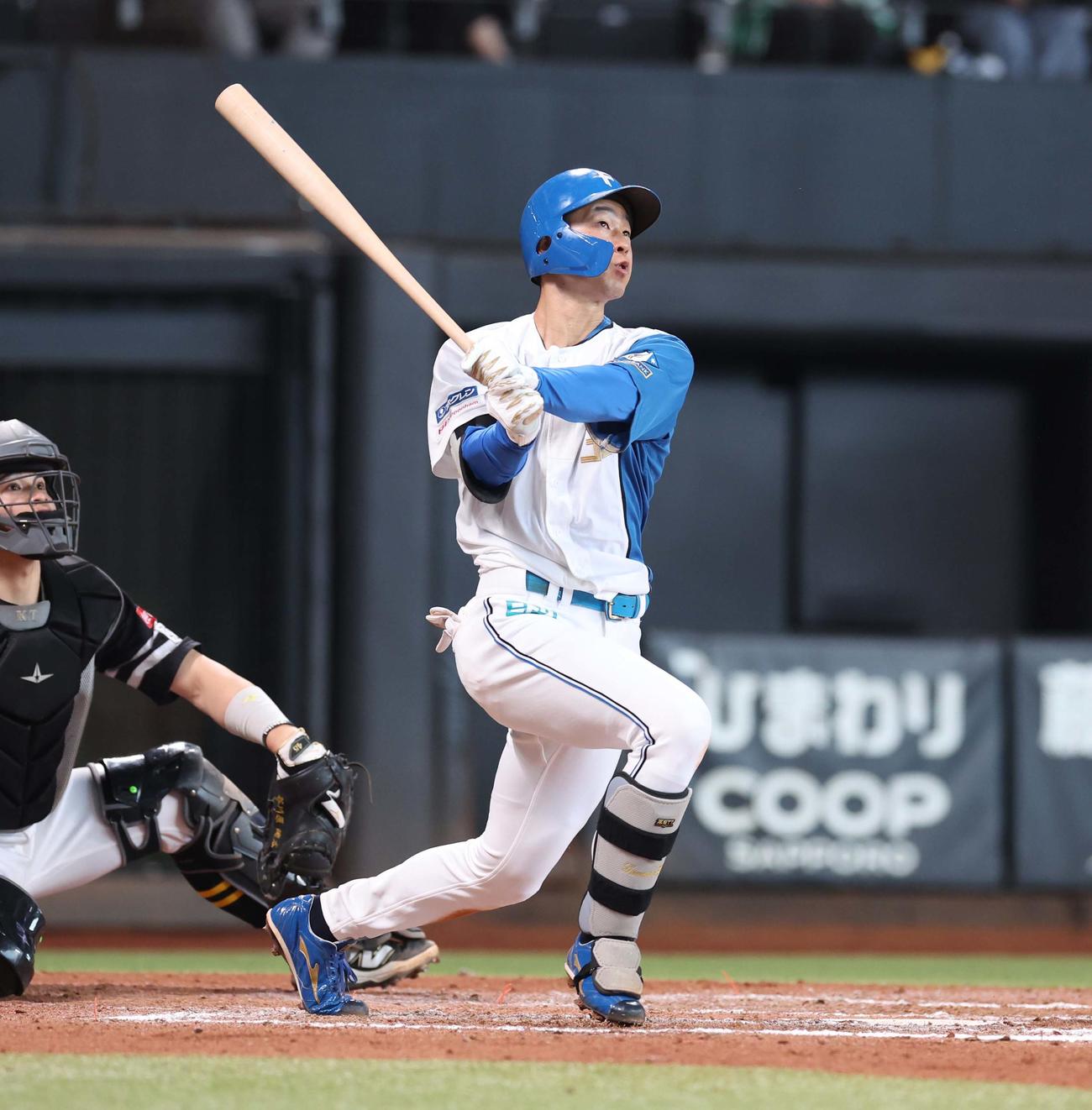 日本ハム対ソフトバンク　7回裏日本ハム1死、右越え本塁打を放つ石井（撮影・黒川智章）