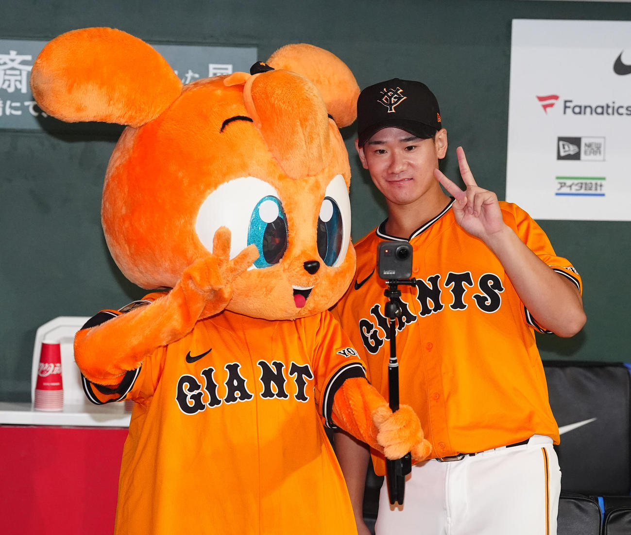 巨人対DeNA　試合後、キッズジャビットの撮影に応じる巨人井上（撮影・江口和貴）