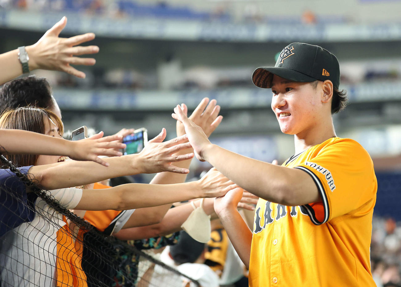 巨人対DeNA　勝利しファンとタッチする巨人井上（撮影・鈴木正人）