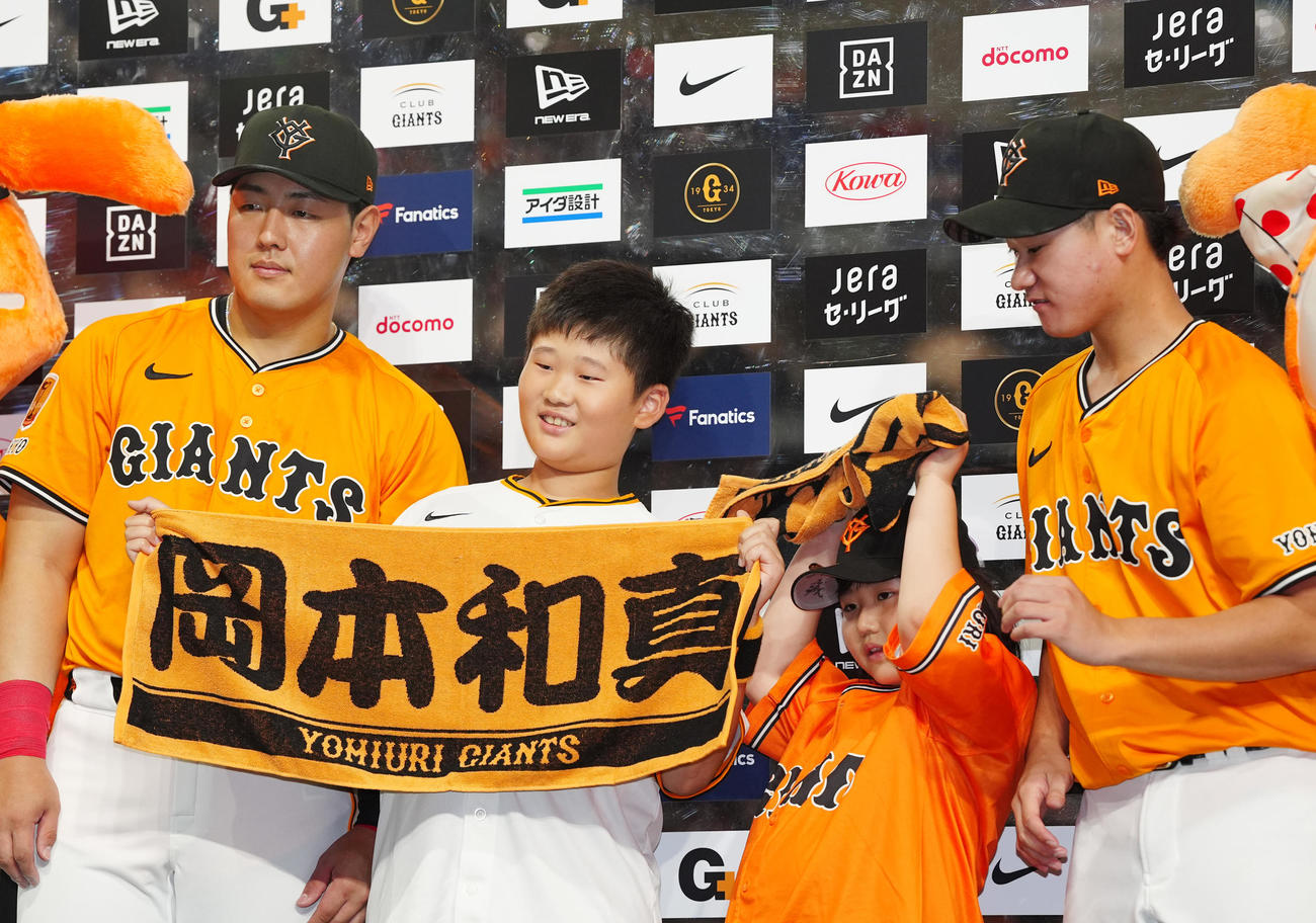 巨人対DeNA　試合後、お立ち台でファンと写真に納まる巨人岡本（左）と井上（右）（撮影・江口和貴）