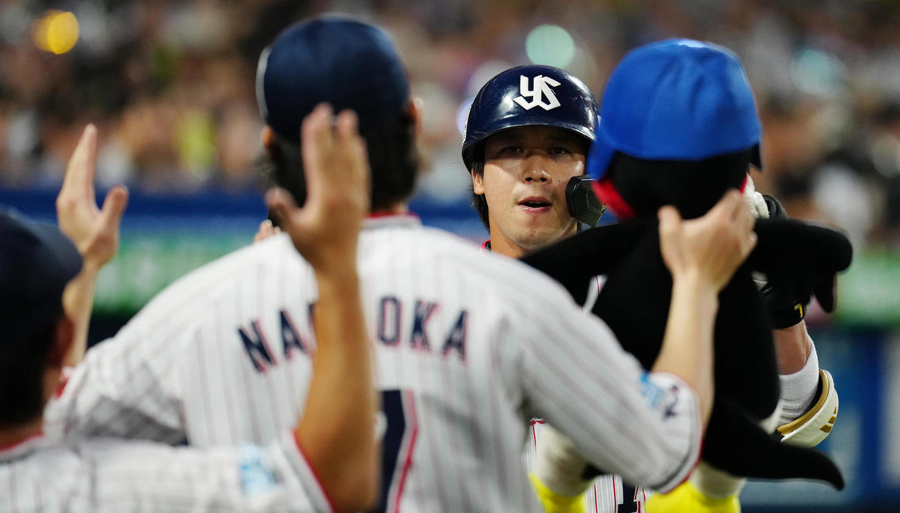 ヤクルト対阪神　2回裏ヤクルト1死、左越えソロ本塁打を放った山田はナインから迎えられる（撮影・鈴木みどり）
