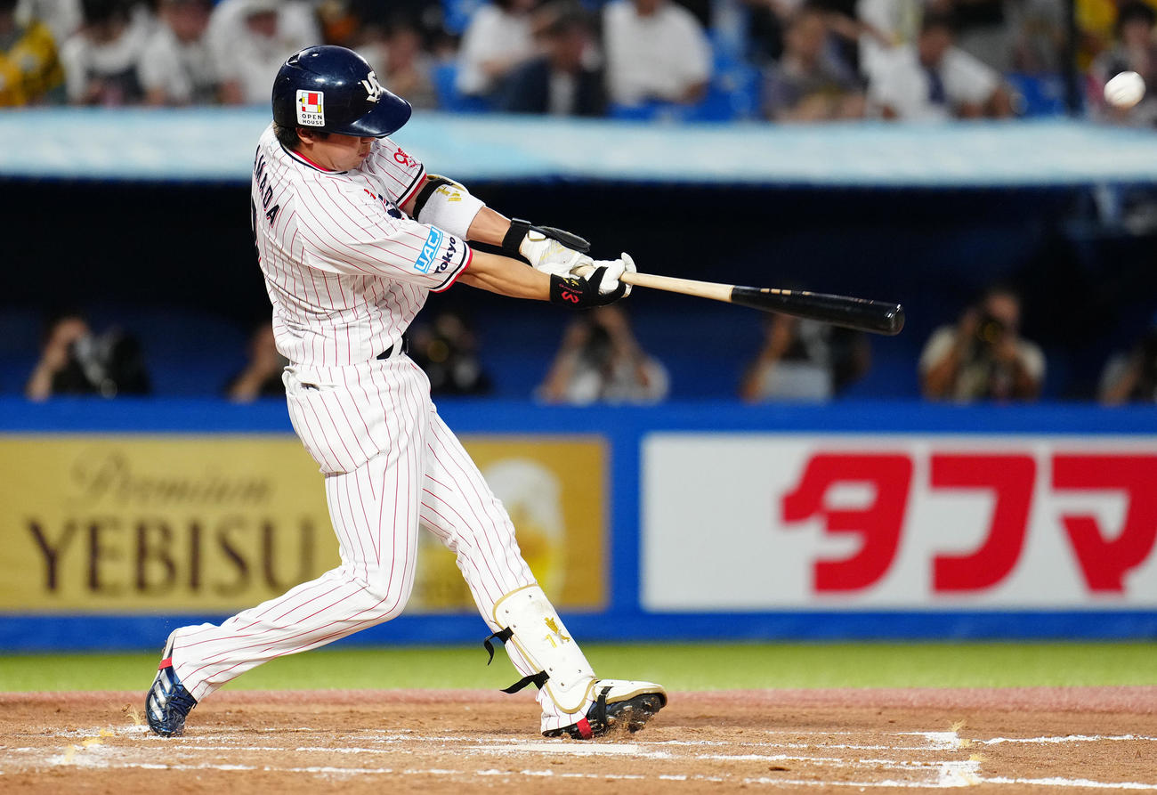 ヤクルト対阪神　2回裏ヤクルト1死、左越えソロ本塁打を放つ山田（撮影・鈴木みどり）
