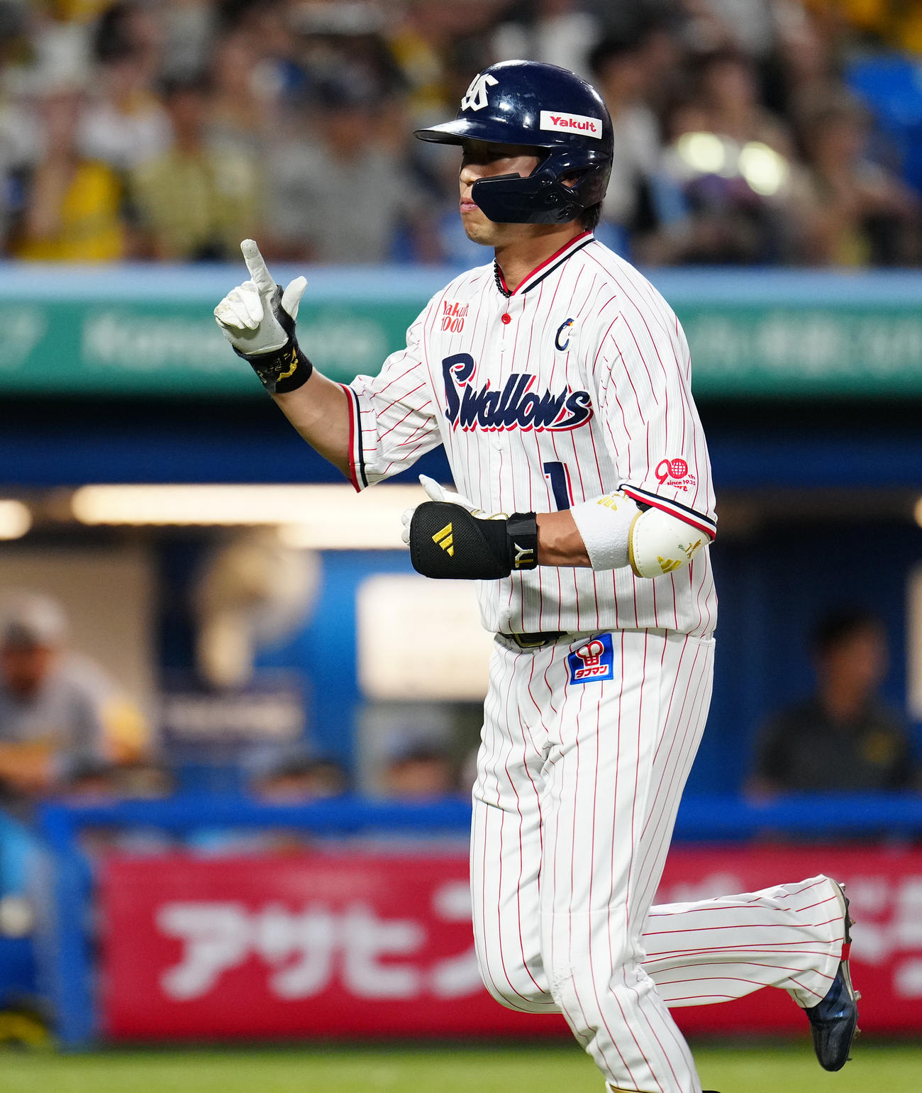 ヤクルト対阪神　2回裏ヤクルト1死、左越えソロ本塁打を放ち生還した山田はポーズを取る（撮影・鈴木みどり）
